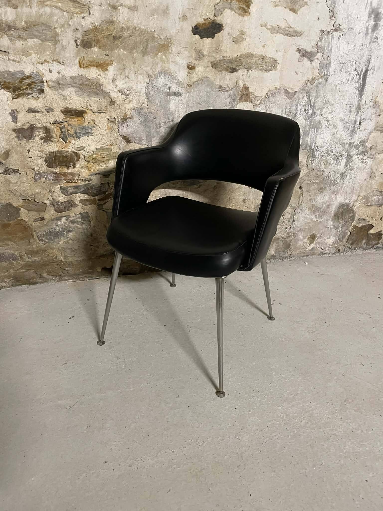 Conference chair in black design with metal legs – contemporary lines