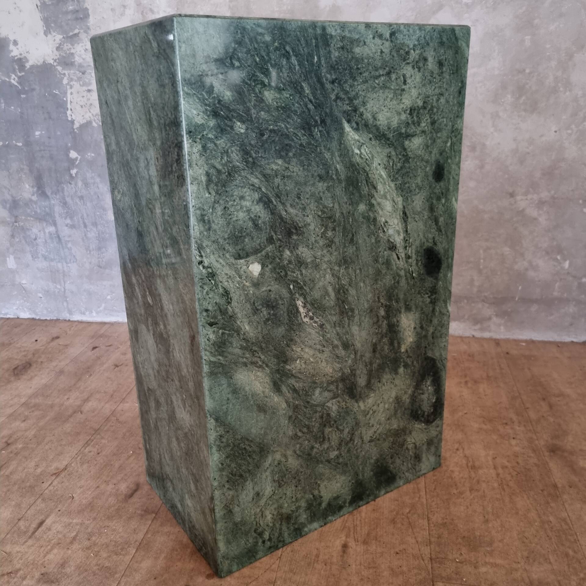 Bout de canapé,  piédestal, stèle en marbre vert