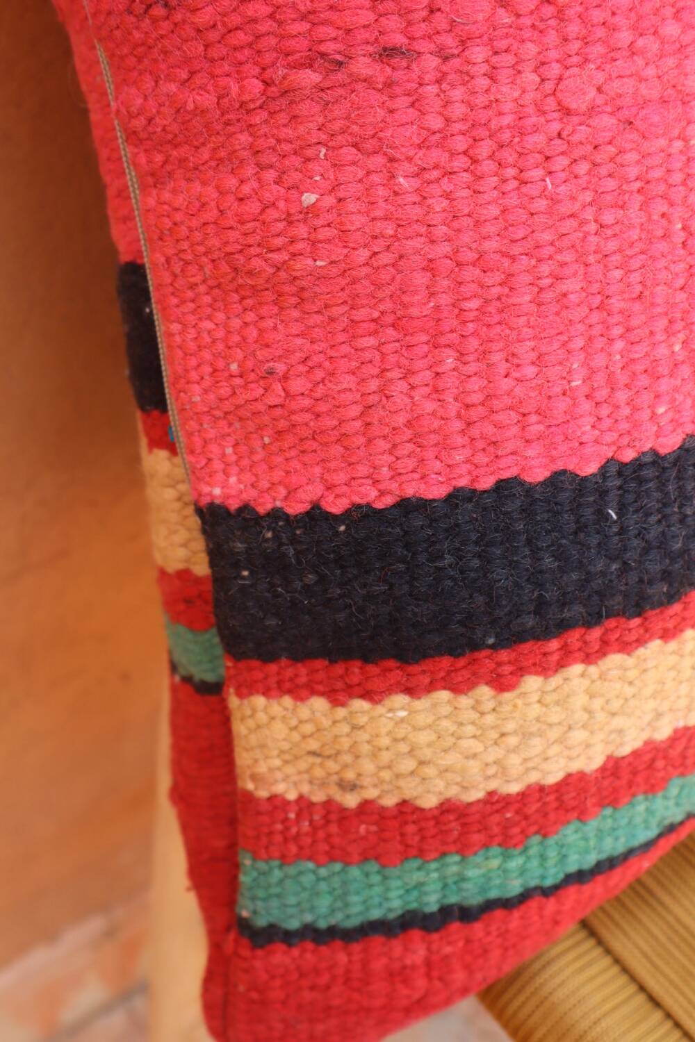 Coussin en laine rayé multicolore