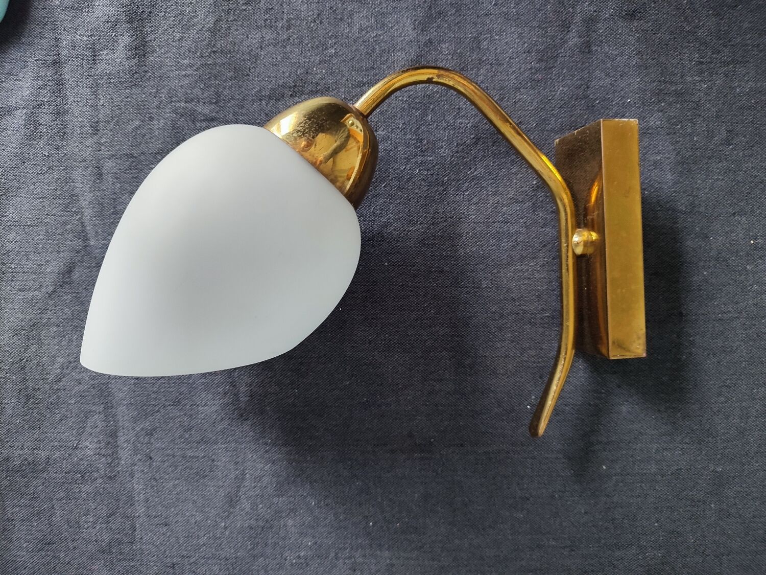 Wall lamp in brass and vintage opaline