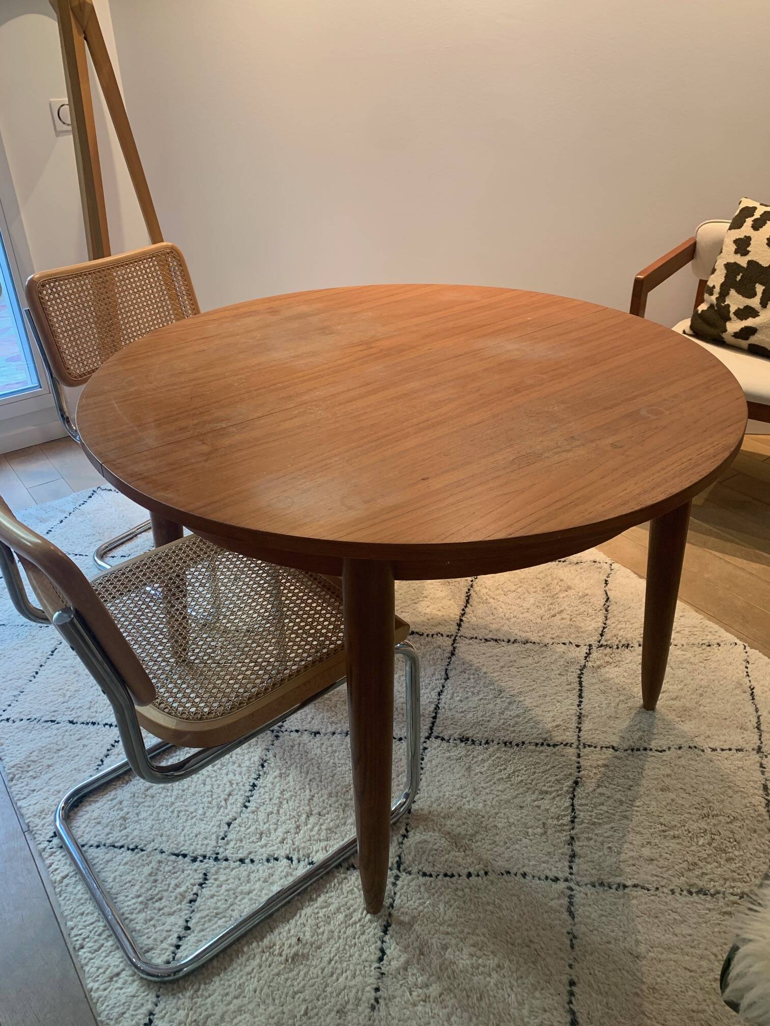 Vintage MDK extendable round table in teak, Scandinavian design from the 1960s.