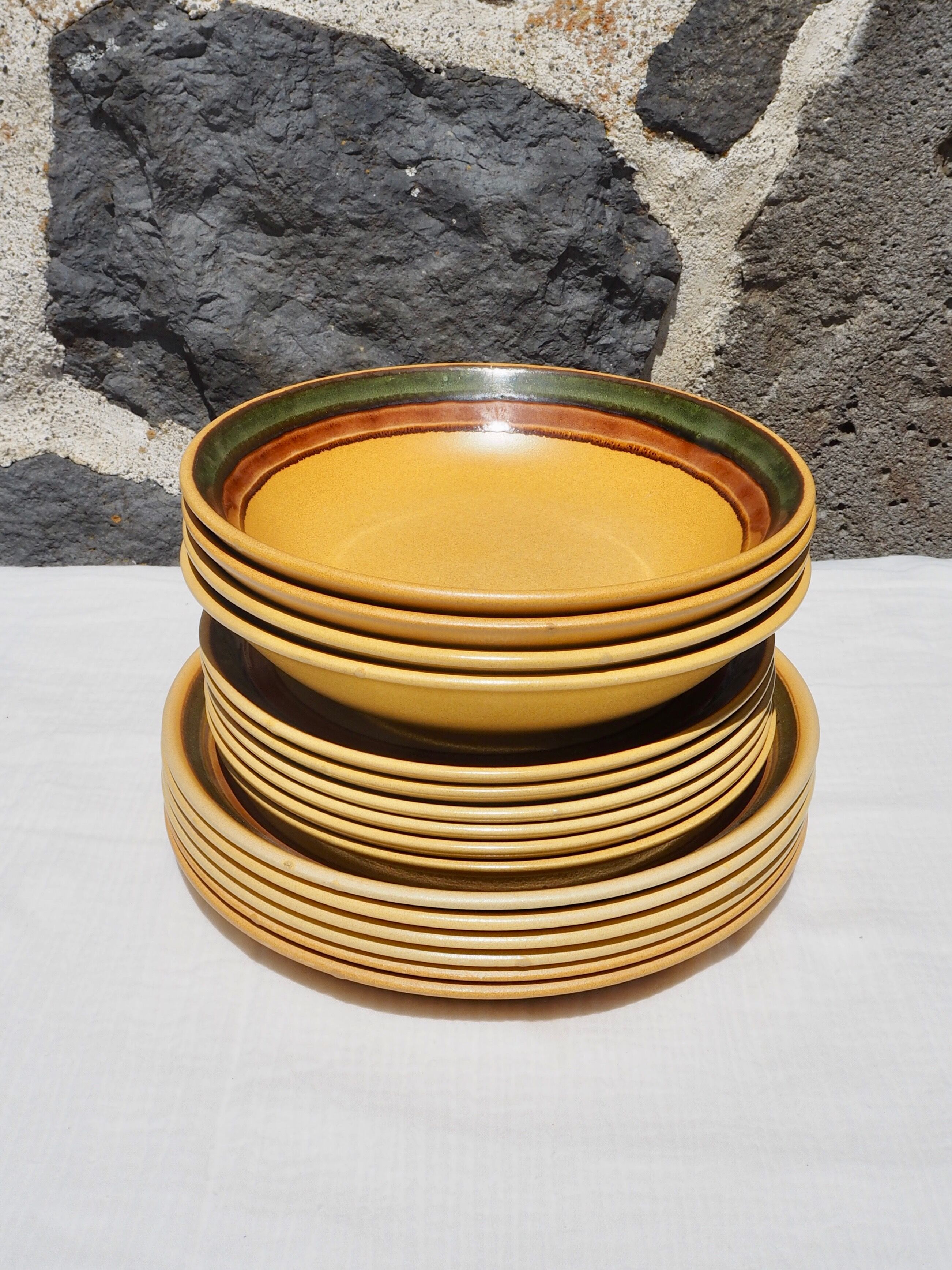Set of 4 hollow plates