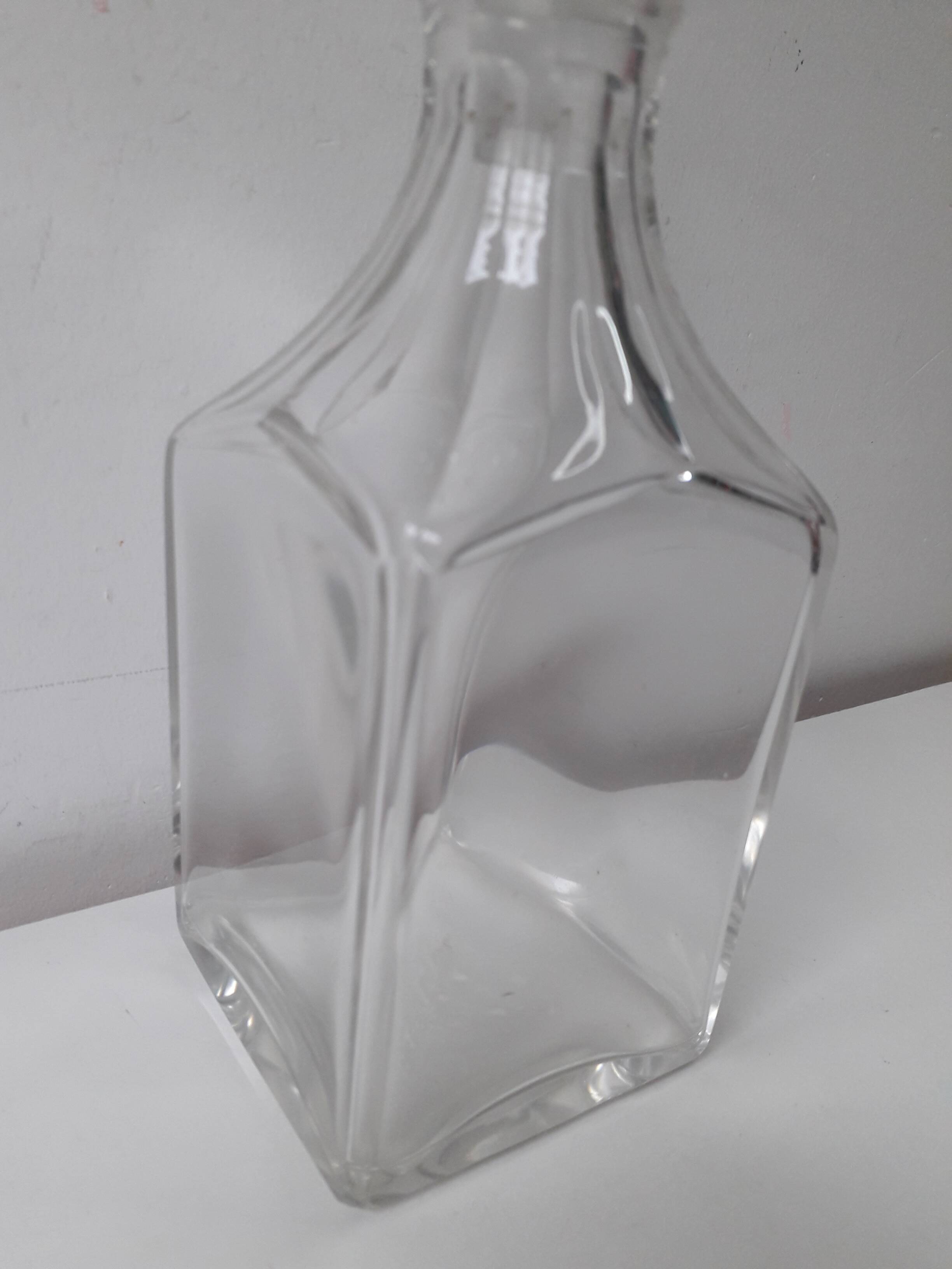 Whisky or liqueur carafe in cut Baccarat crystal.