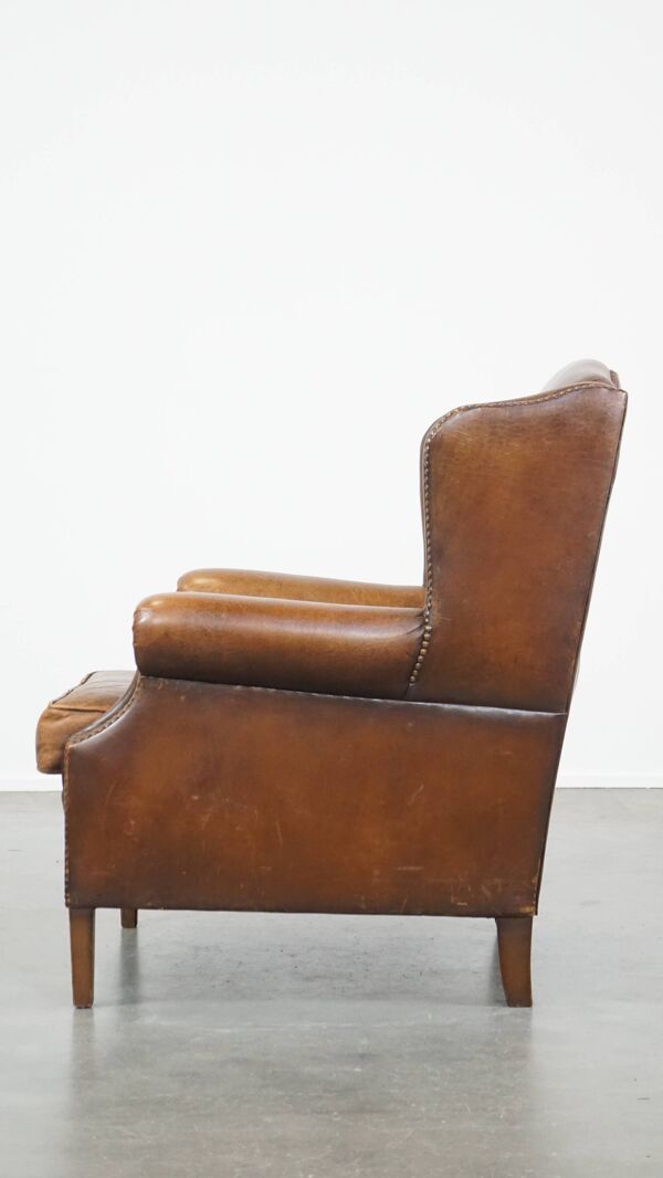 Fauteuil à oreilles en peau de mouton de couleur cognac de style anglais