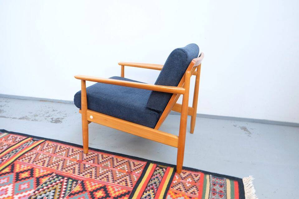 Vintage retro armchair from the 60s-70s in teak, Mid-Century style.