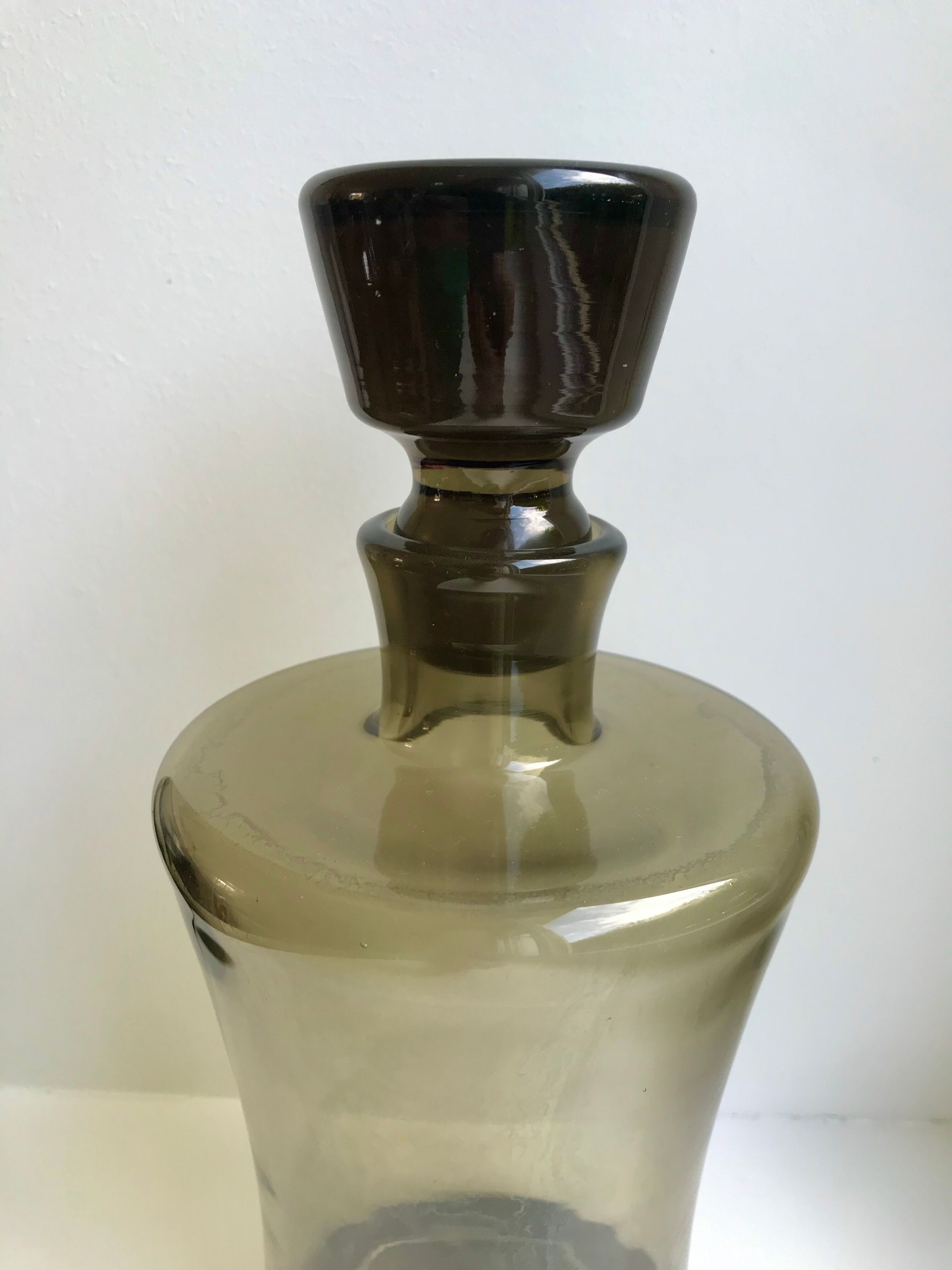 Carafe en verre fumé années 70