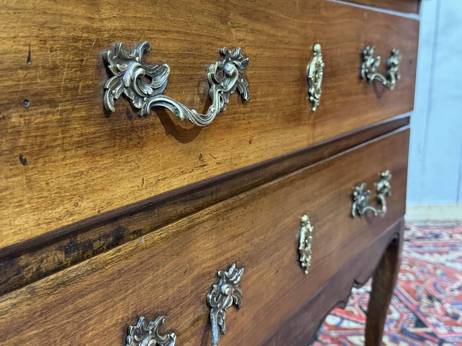 Commode 2 tiroirs de style Louis XV fin XIXème en noyer et peuplier