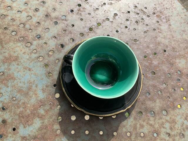 Coffee service composed of 5 cups and saucers in black earthenware and different colored interiors