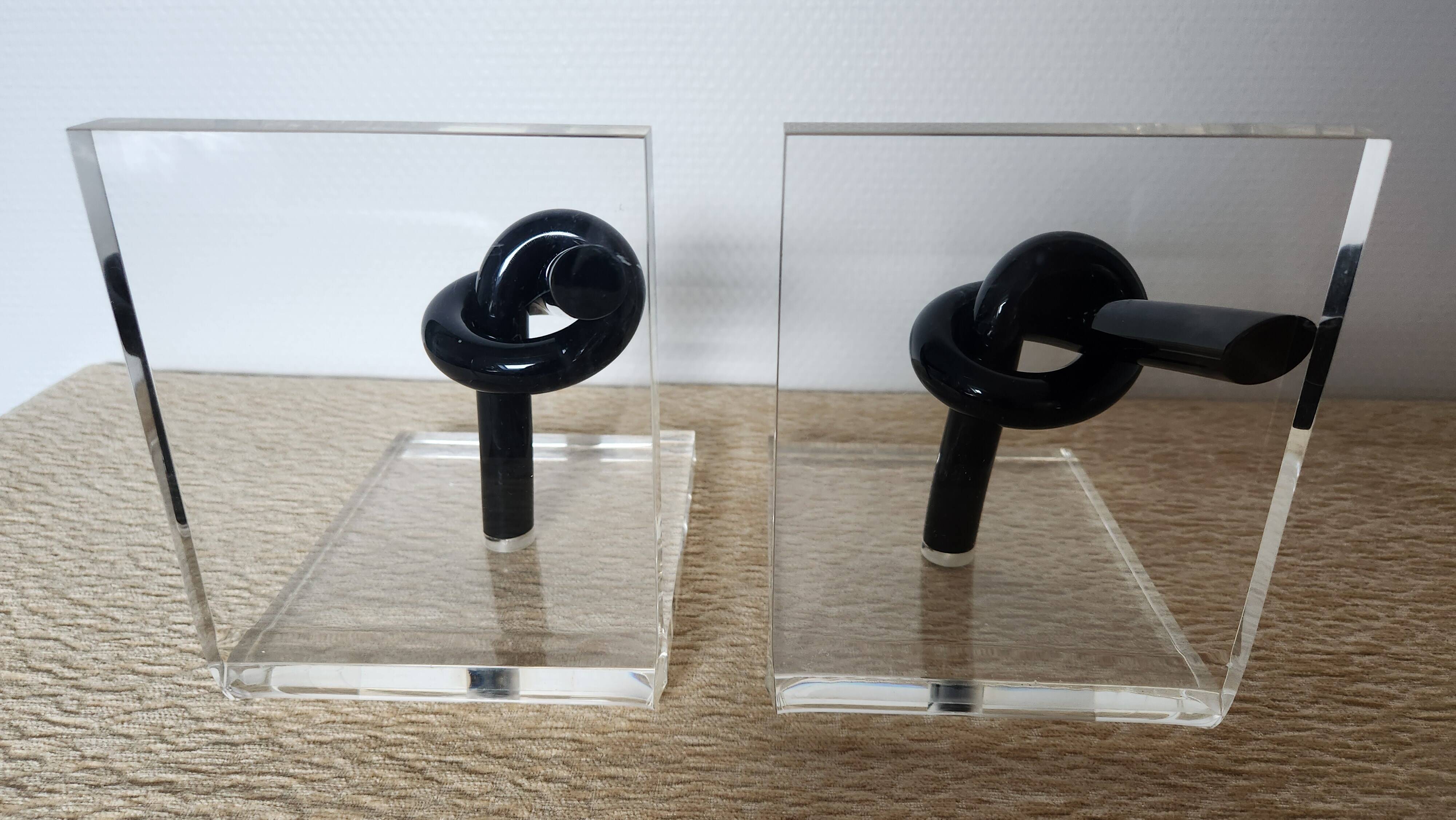 Bookends in plexiglass and knotted black tubes, 1980s design.