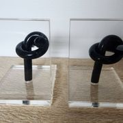 Bookends in plexiglass and knotted black tubes, 1980s design.