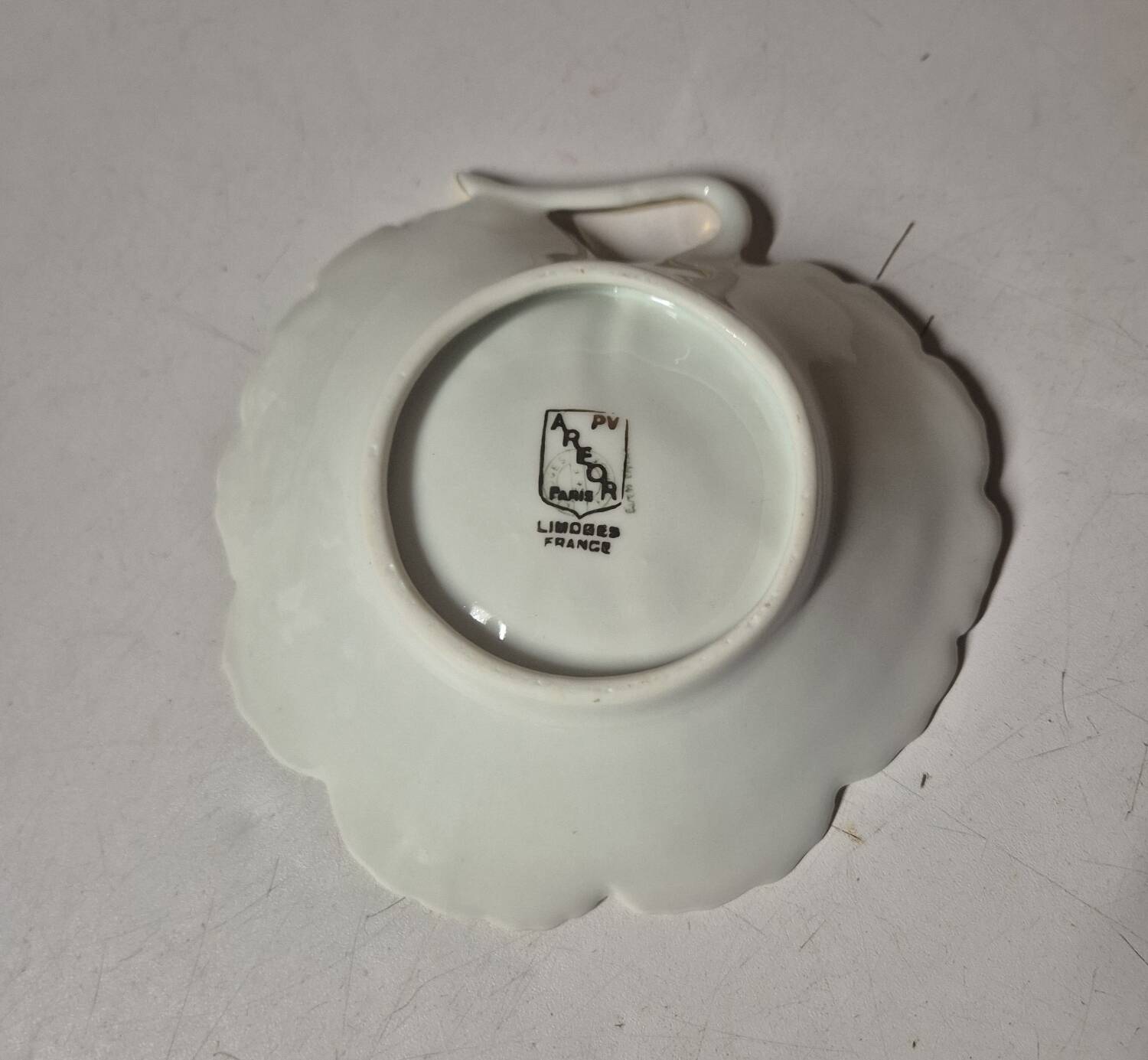 Ancienne coupelle vide poche feuille en porcelaine de limoges blanc or