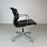 Soft Pad chair de Charles & Ray Eames édition Herman Miller