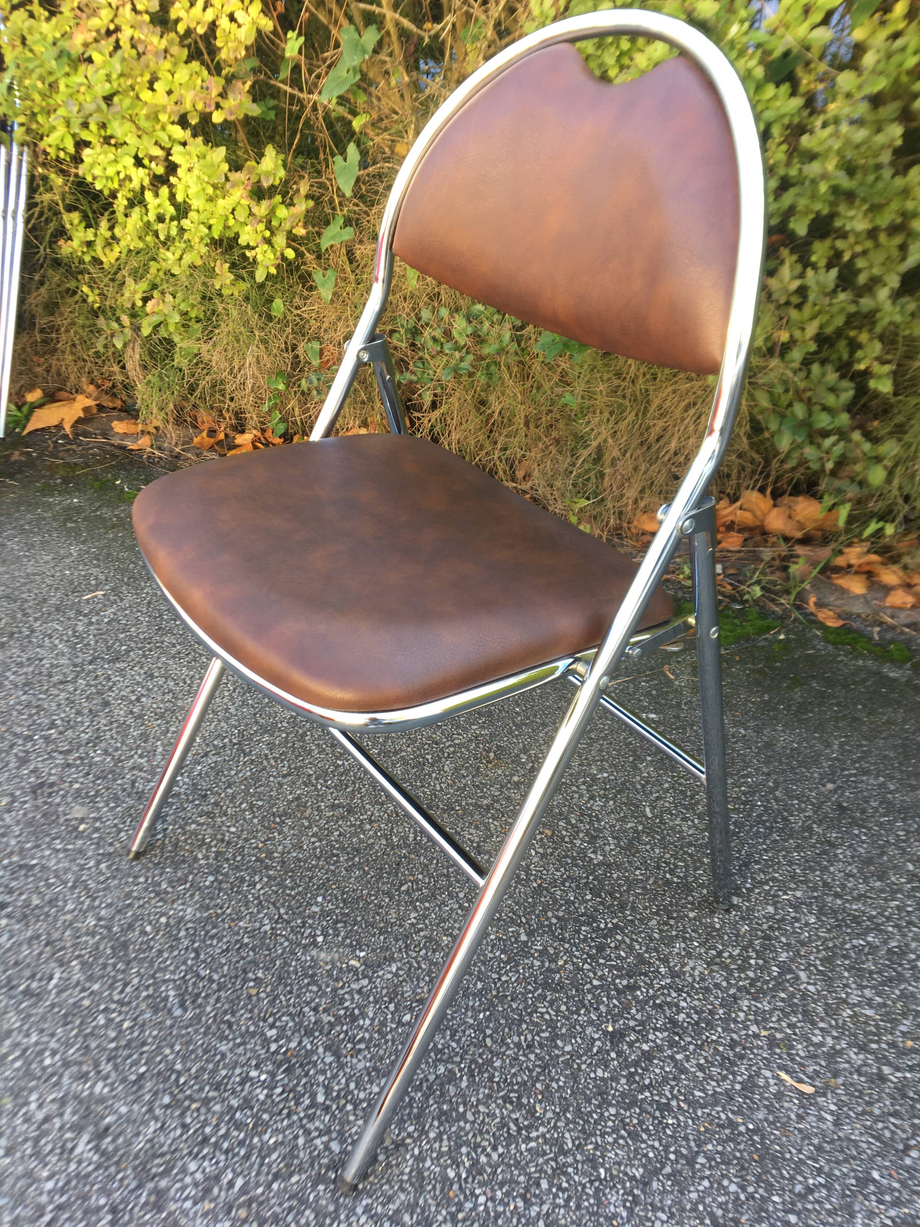 Set de 6 chaises pliantes acier et similicuir 70’s