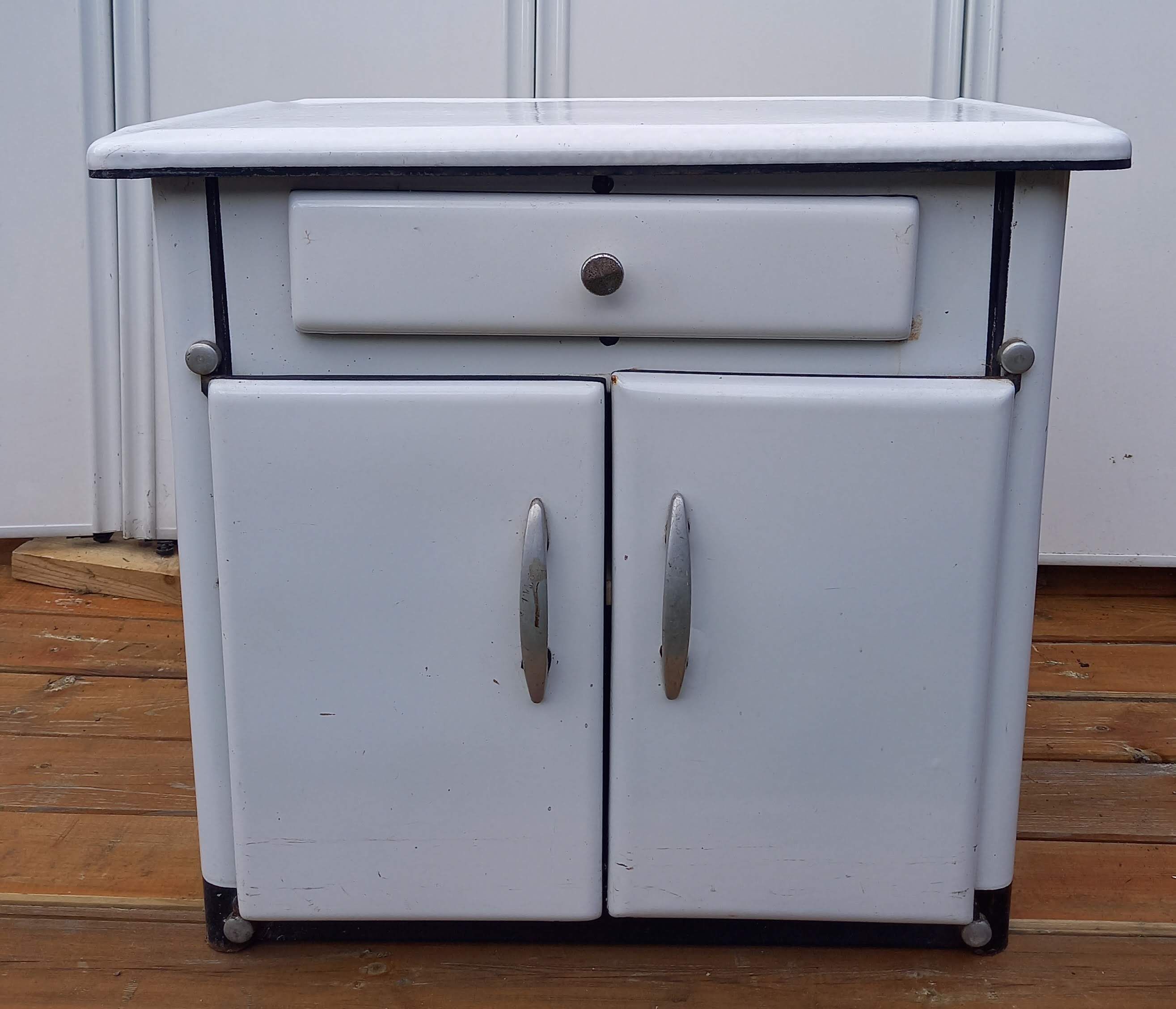 Meuble blanc en tôle émaillée