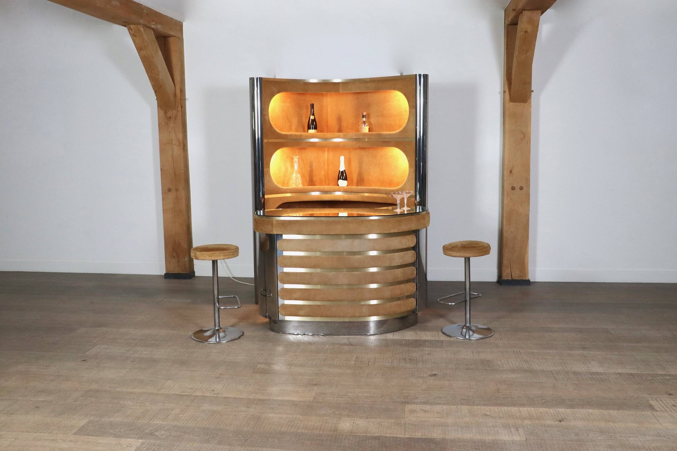 Suede and chrome bar with cognac-colored bar stools, Italy, 1970s