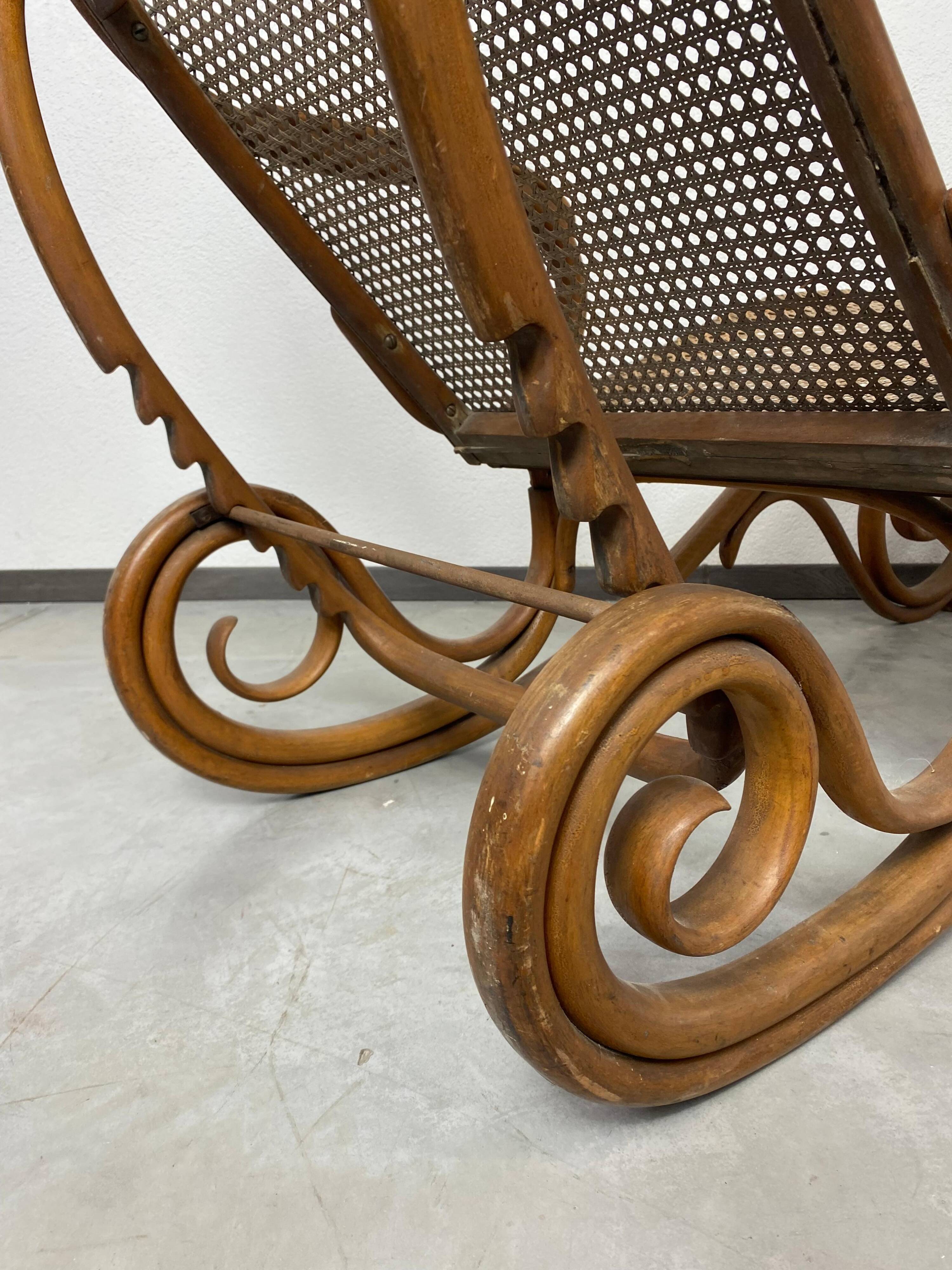 Lit de jour en bois courbé n°2 par Thonet