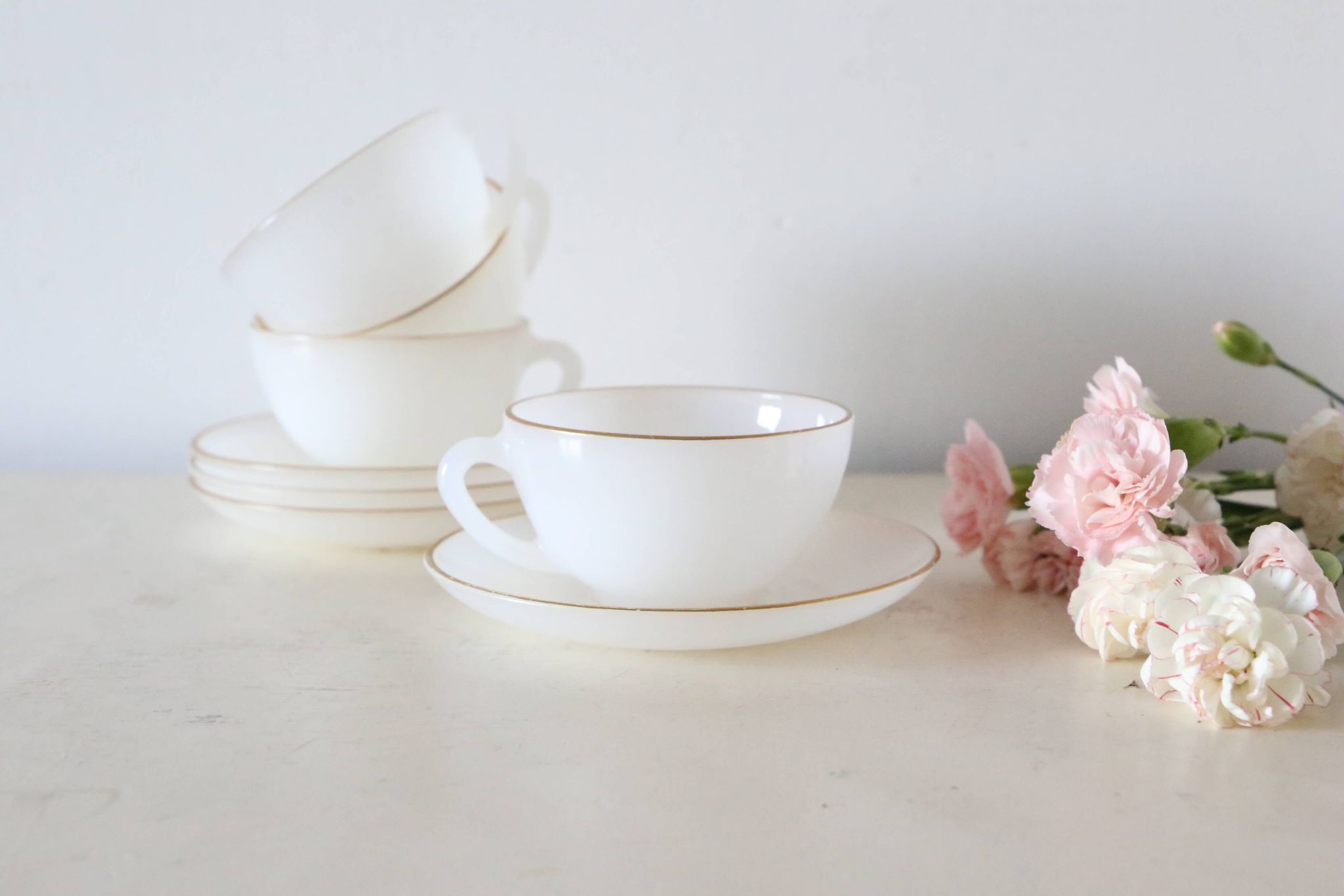 Set of 4 cups and under cups Arcopal harlequin range, white and gold, made in France