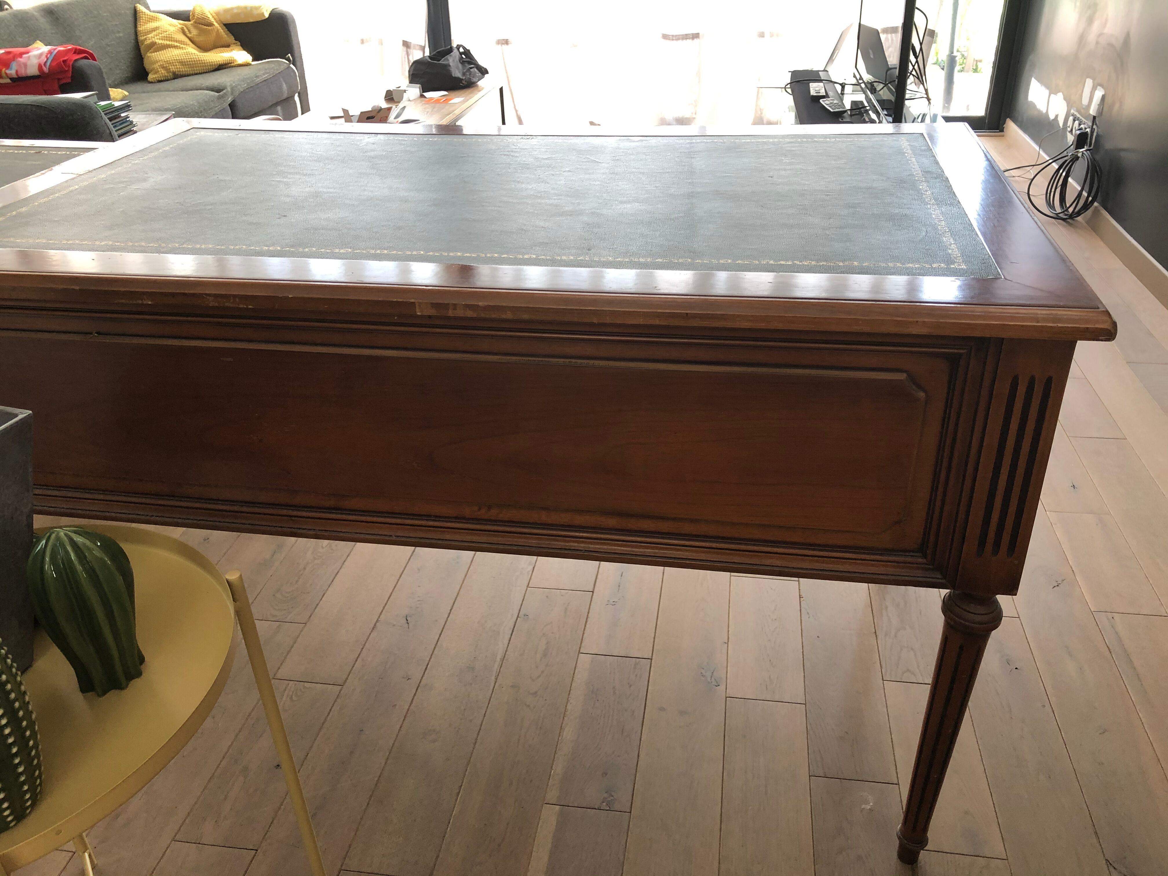 Flat mahogany veneer desk