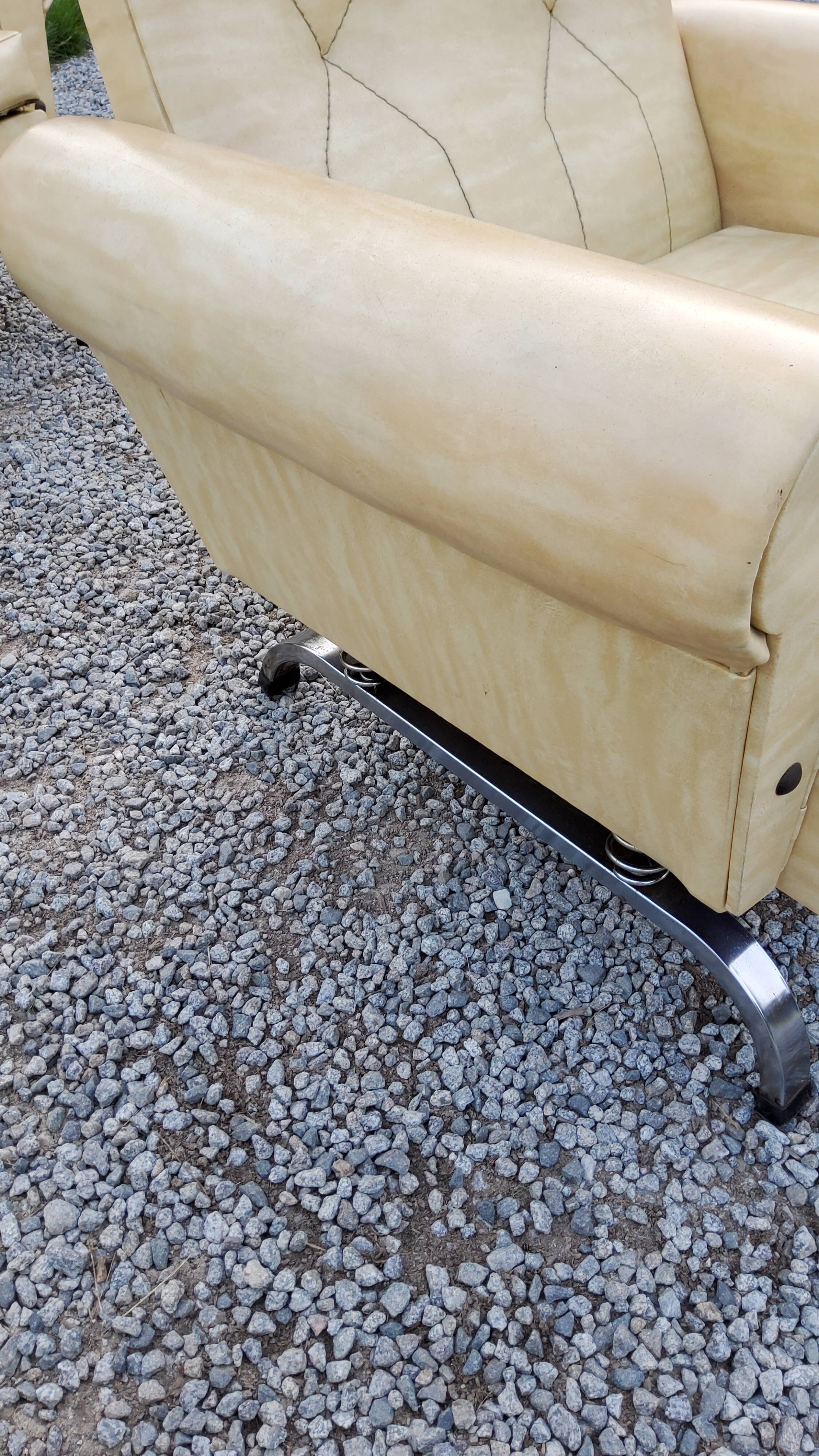 Fauteuils et canapé des années 60/70 en moleskine et piètement chromé sur ressorts