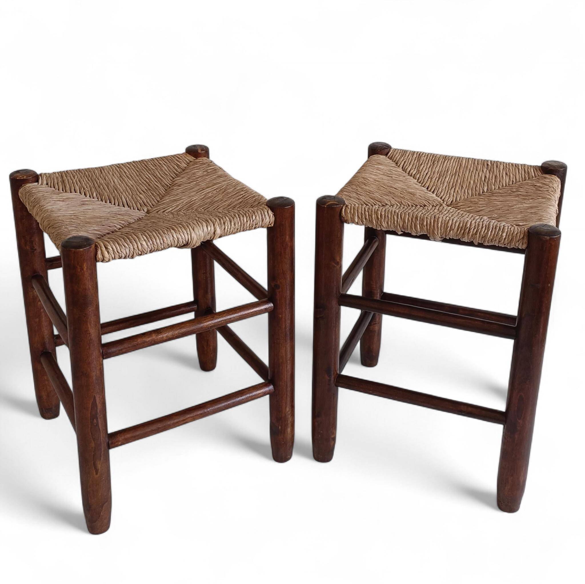 Style Charlotte Perriand, paire de tabourets en bois rustique et paille, France, vers 1950.