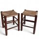 Style Charlotte Perriand, paire de tabourets en bois rustique et paille, France, vers 1950.