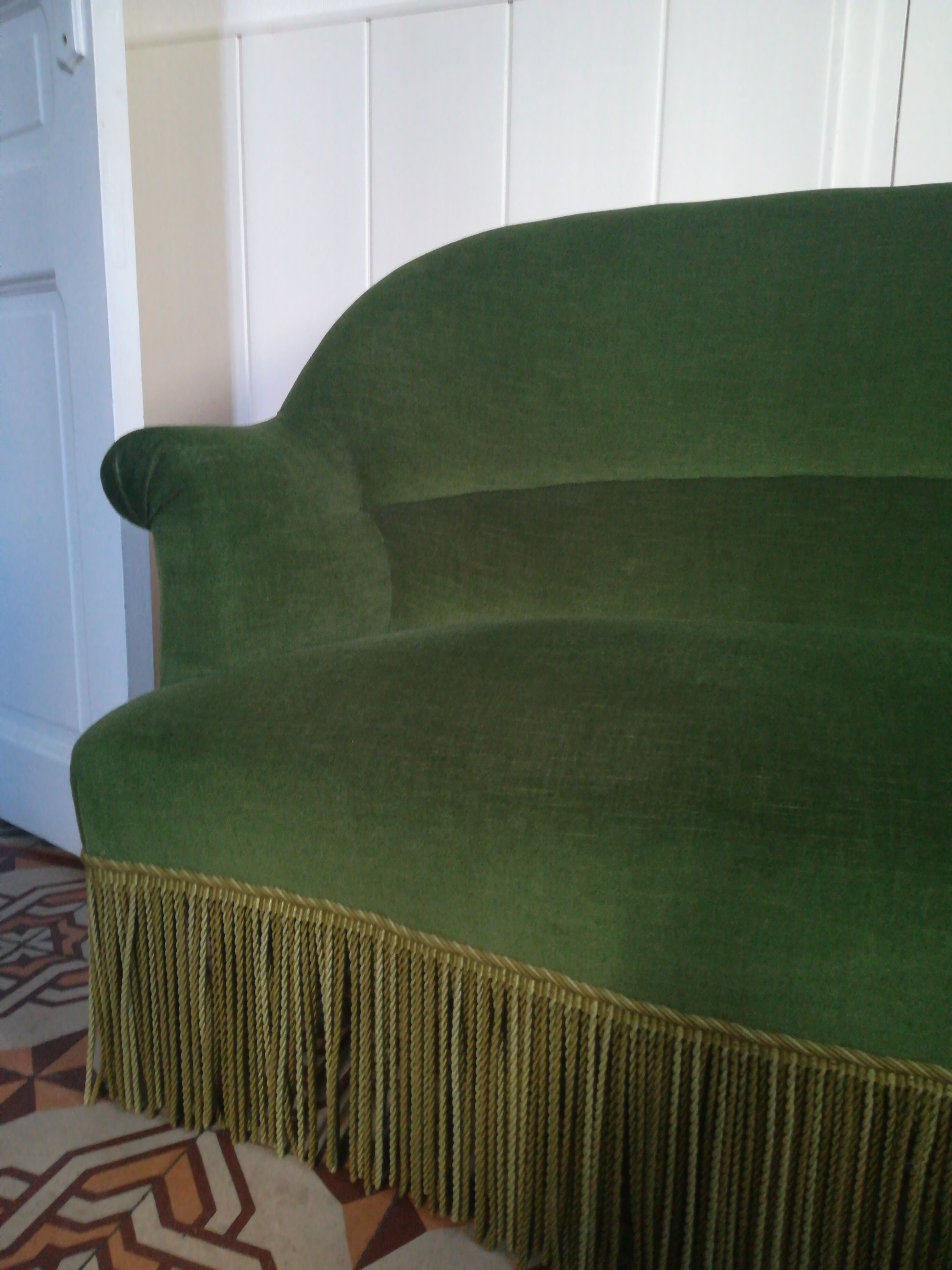 Toad sofa with velvet fringes