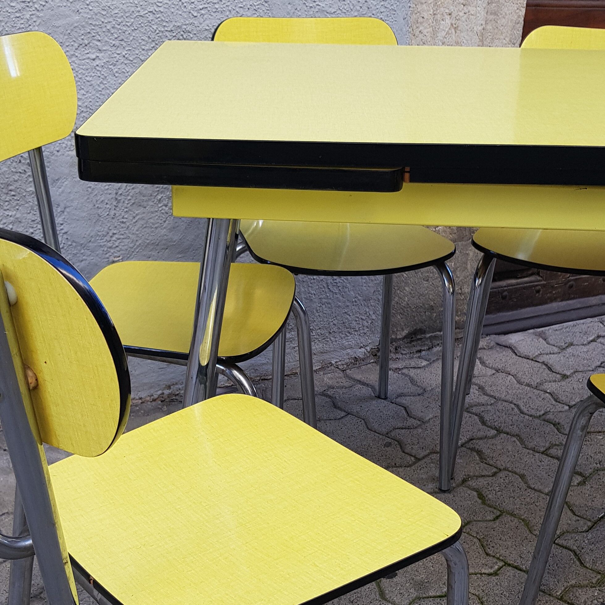 Table and 6 formica chair