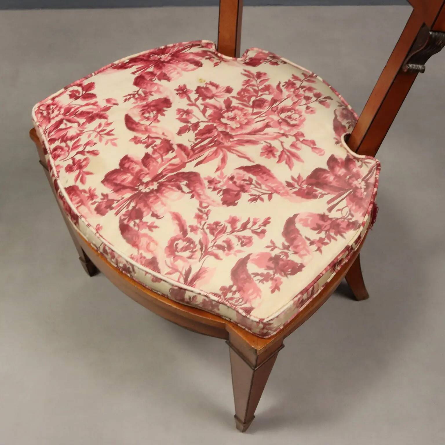 Antique Regency style chairs in mahogany and XX Century fabric.