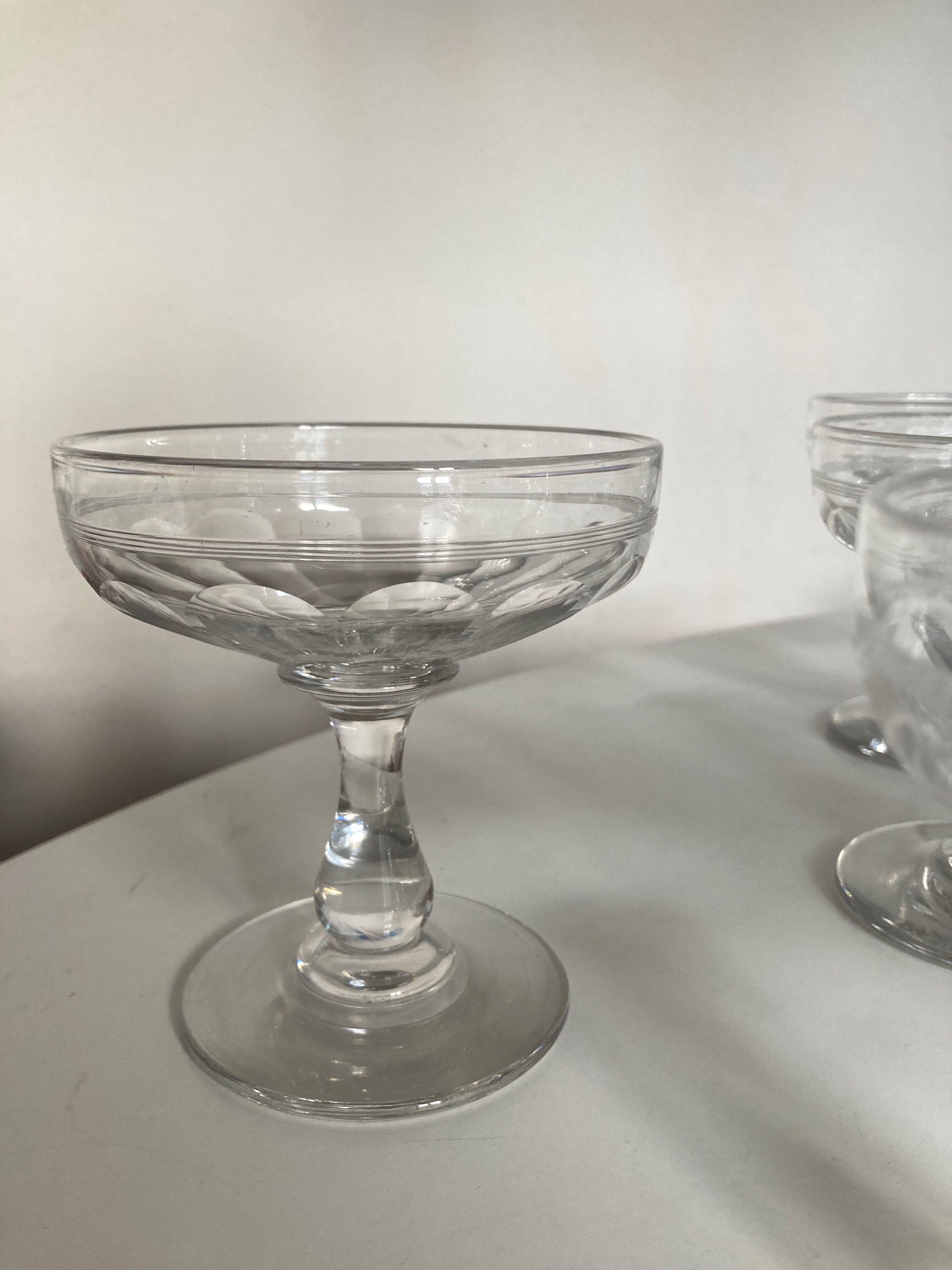 Set of 10 glasses of champagne 1870 in crystal ringing with flat ribs
