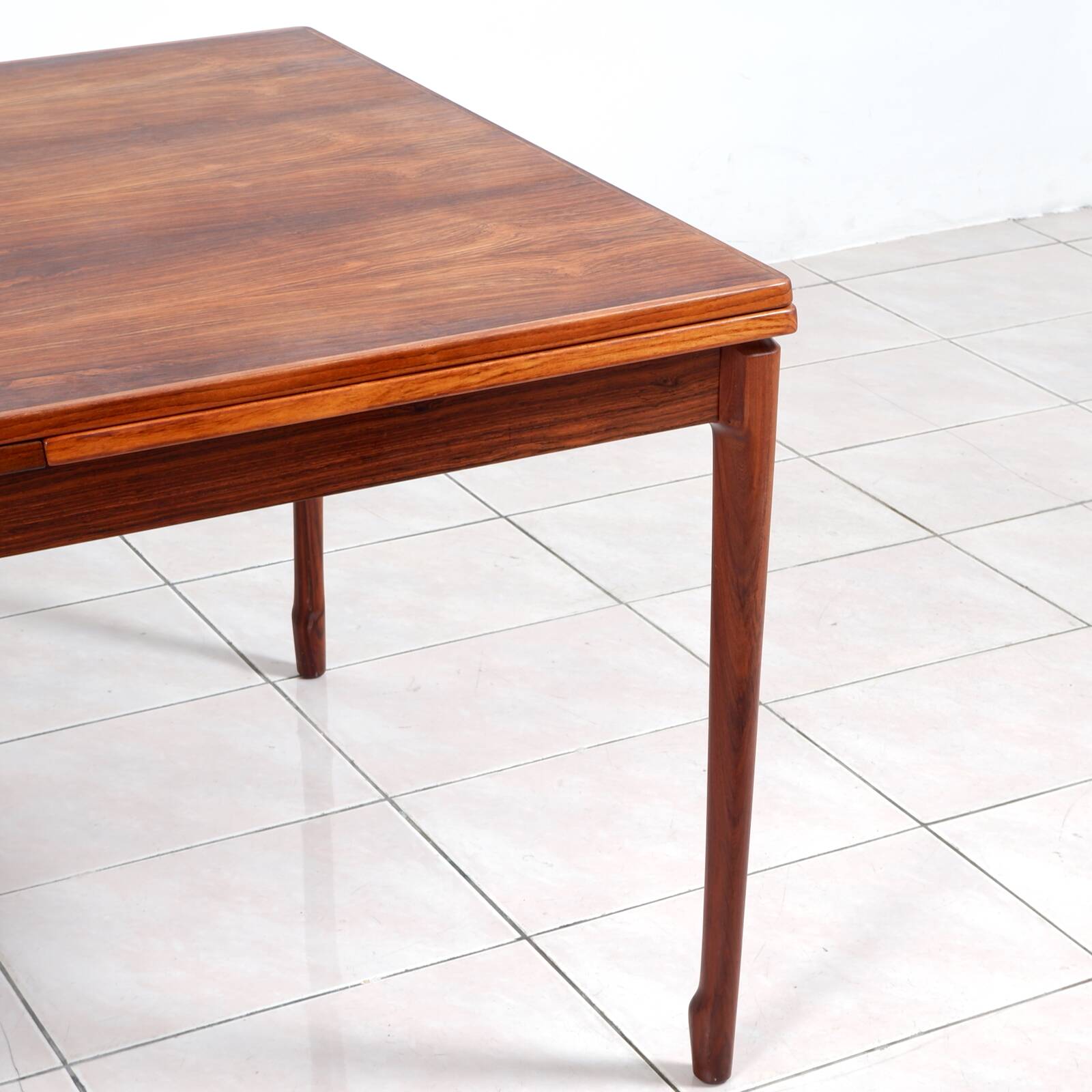 Grande table à manger extensible en palissandre brésilien par H. Sigh & Son