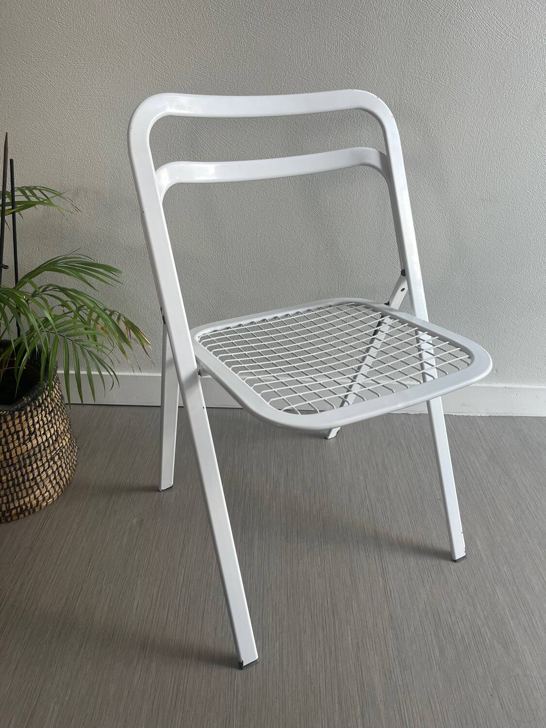 Vintage white folding chair Cidue