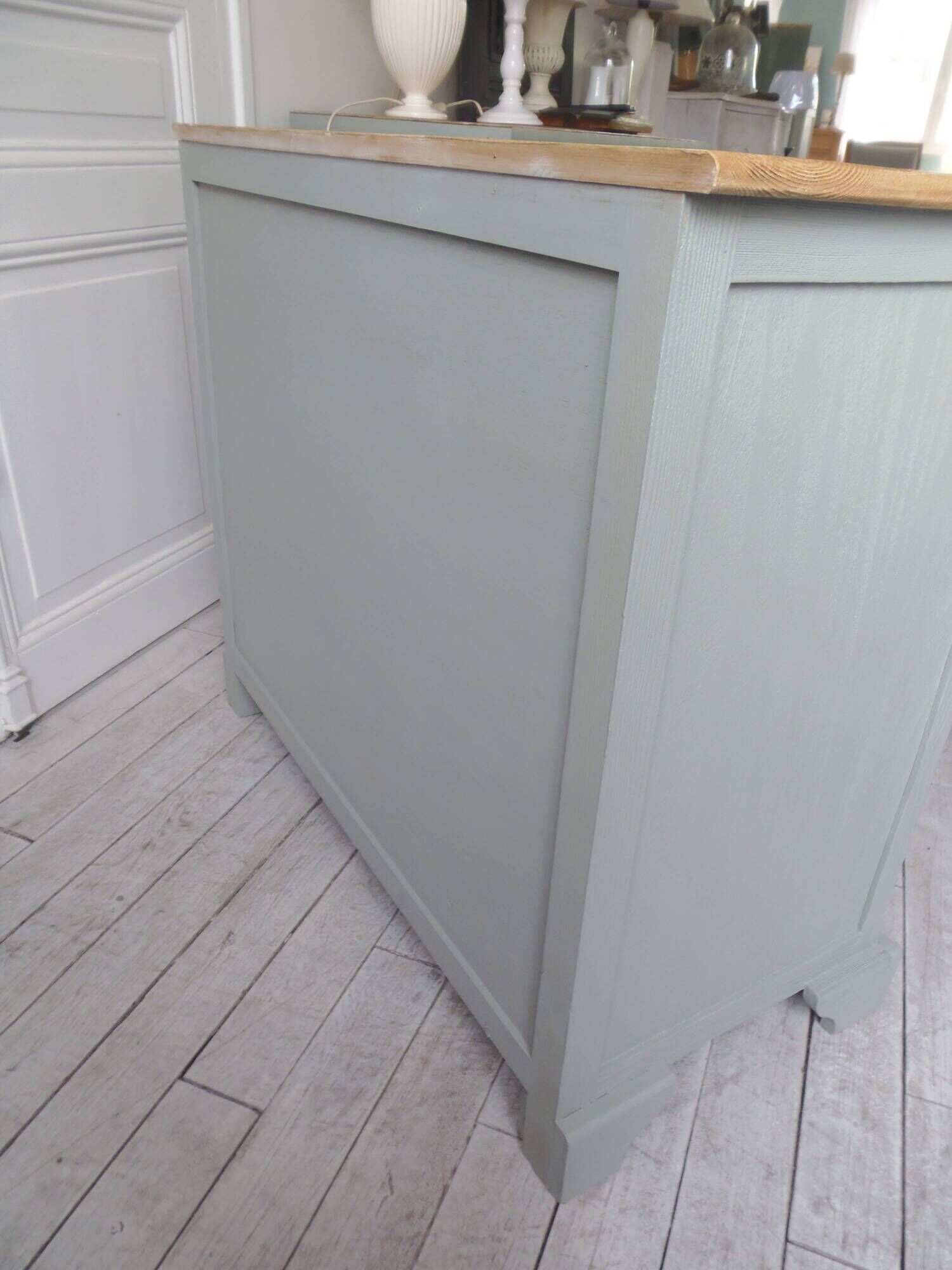 Buffet compacte avec 2 tiroirs, 2 portes,  réenchanté en vert de gris.