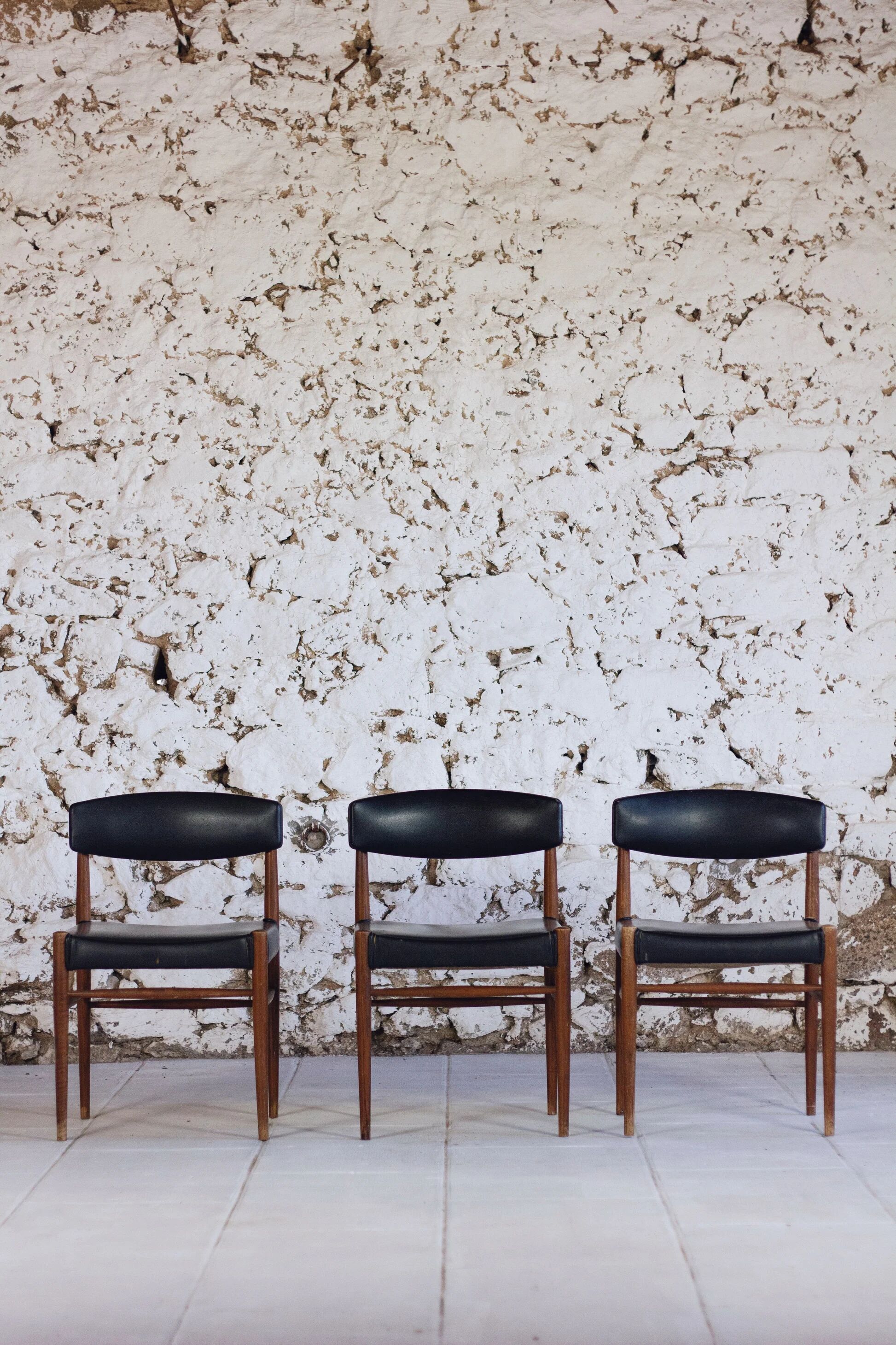 Set of 5 Scandinavian chairs in teak and faux leather, 1960.
