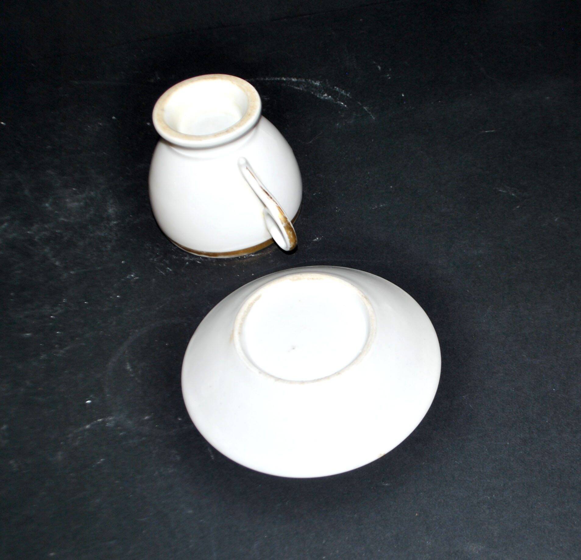 Paris porcelain – Antique round cup in soft porcelain with gold trim.