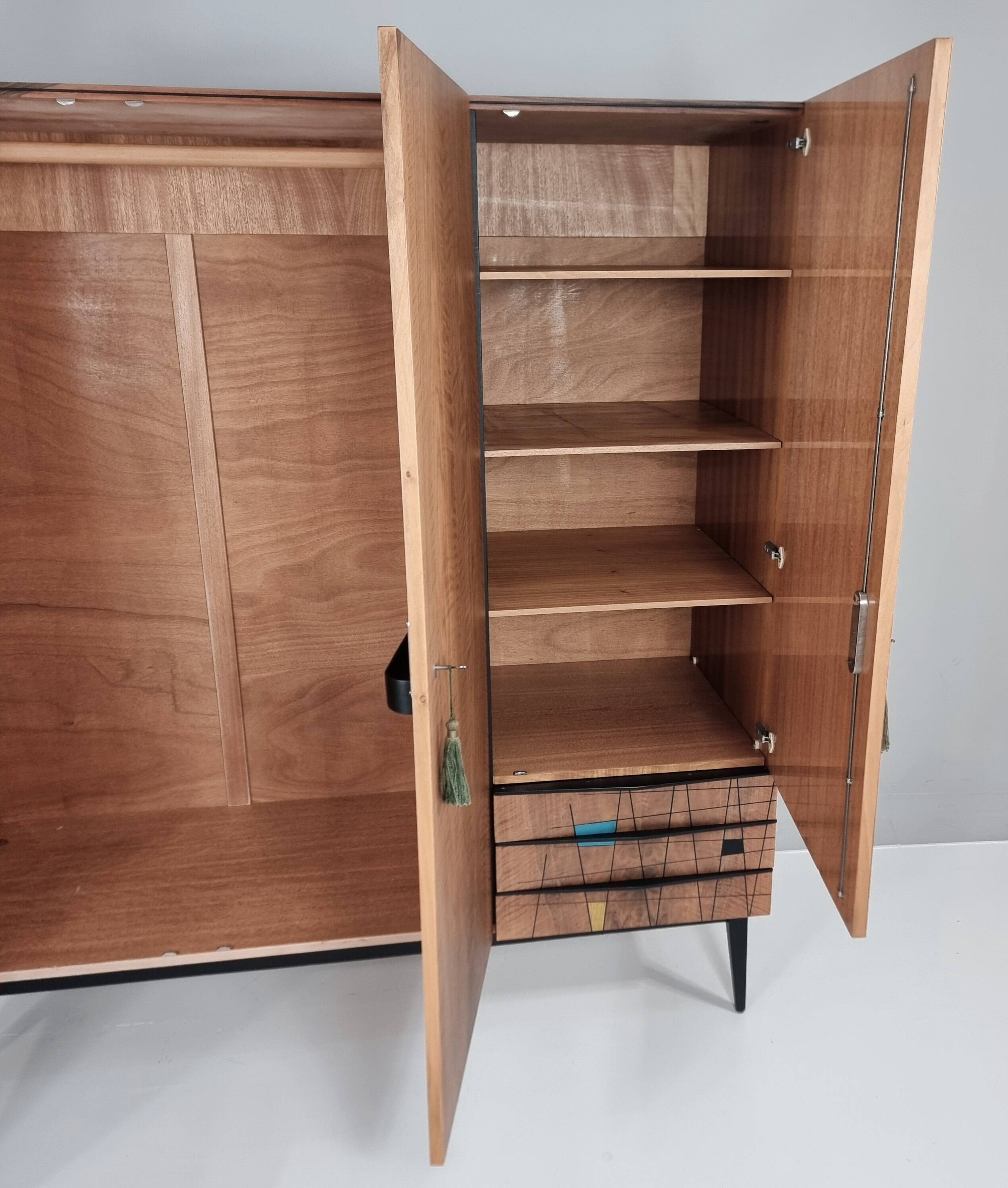 Armoire vintage en noyer, années 1970