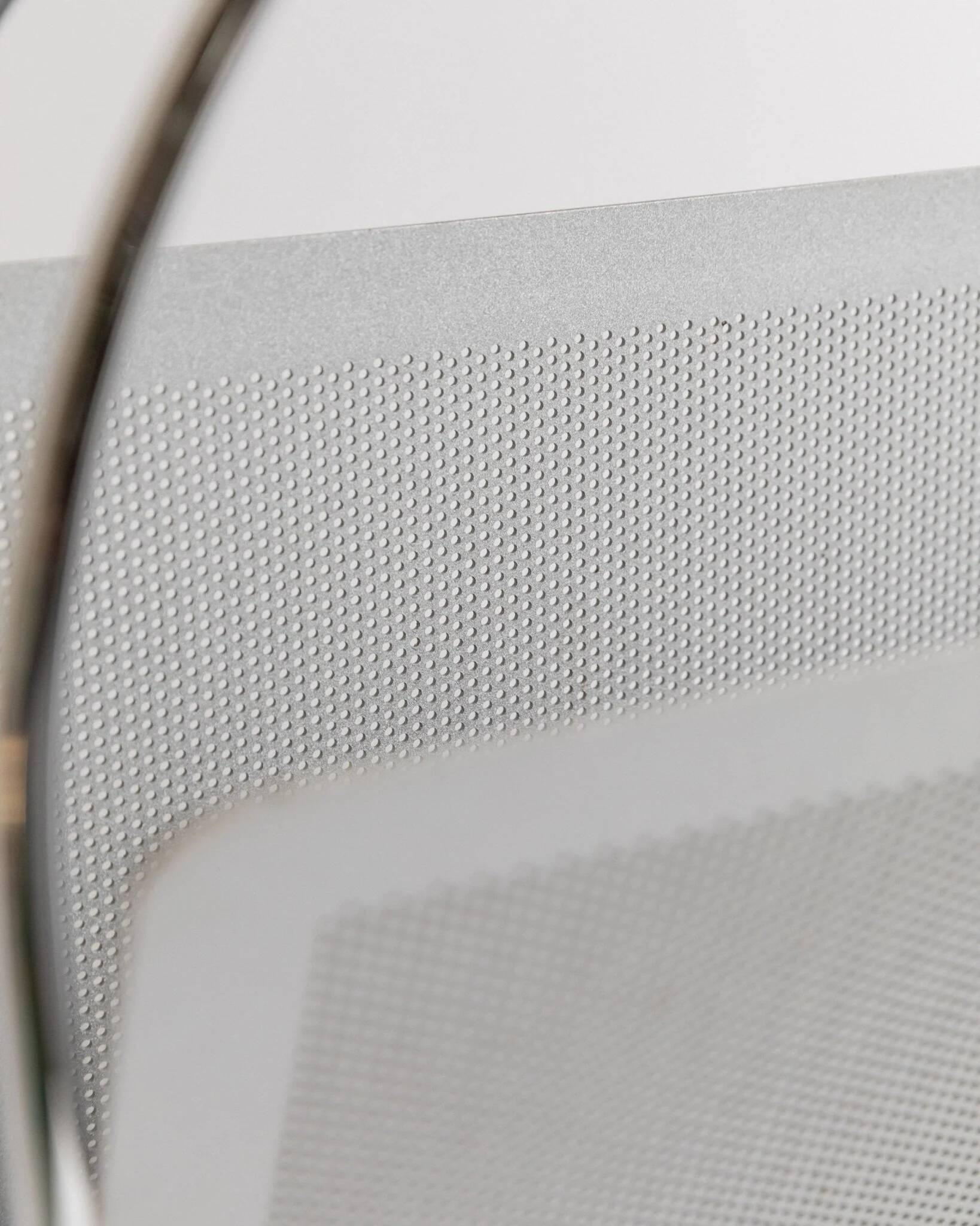 Porte-revues en métal chromé argenté vintage par Mascagni – design perforé, style futuriste, Italie années 1970