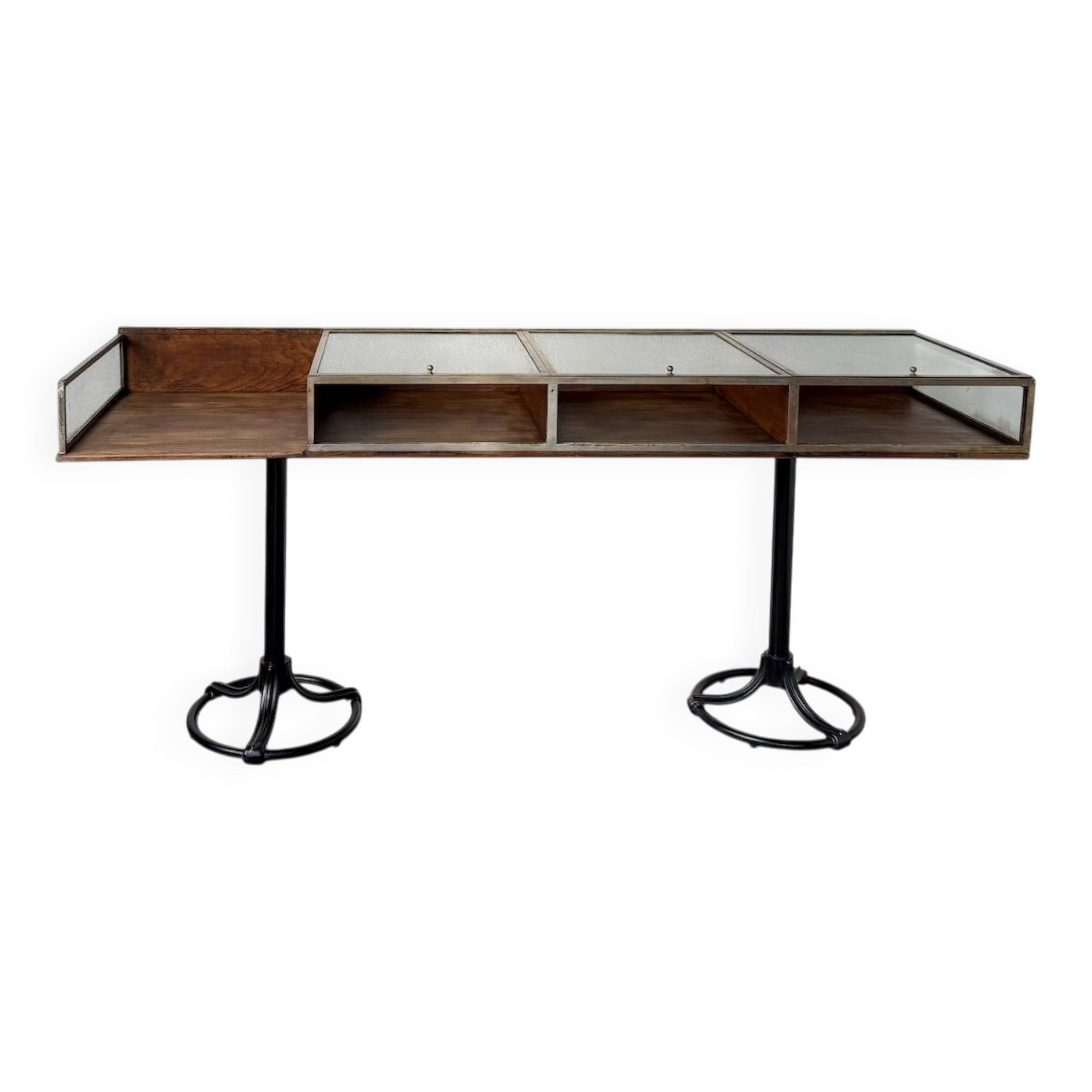 Oak and brass-mounted display cabinet on legs – Circa 1950