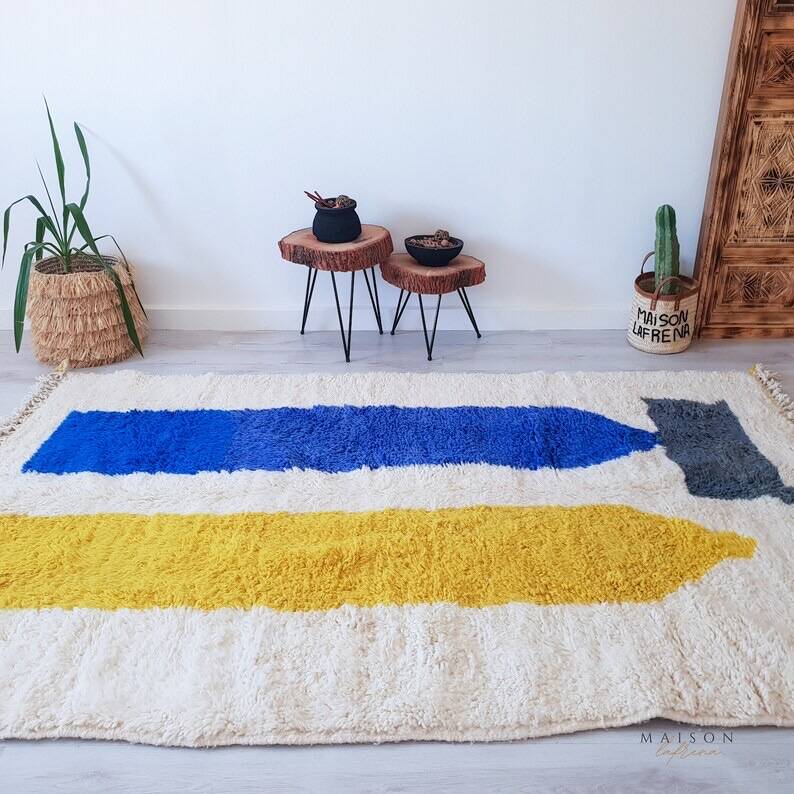 Traditional Berber rug in natural wool, size 200 x 300 cm.