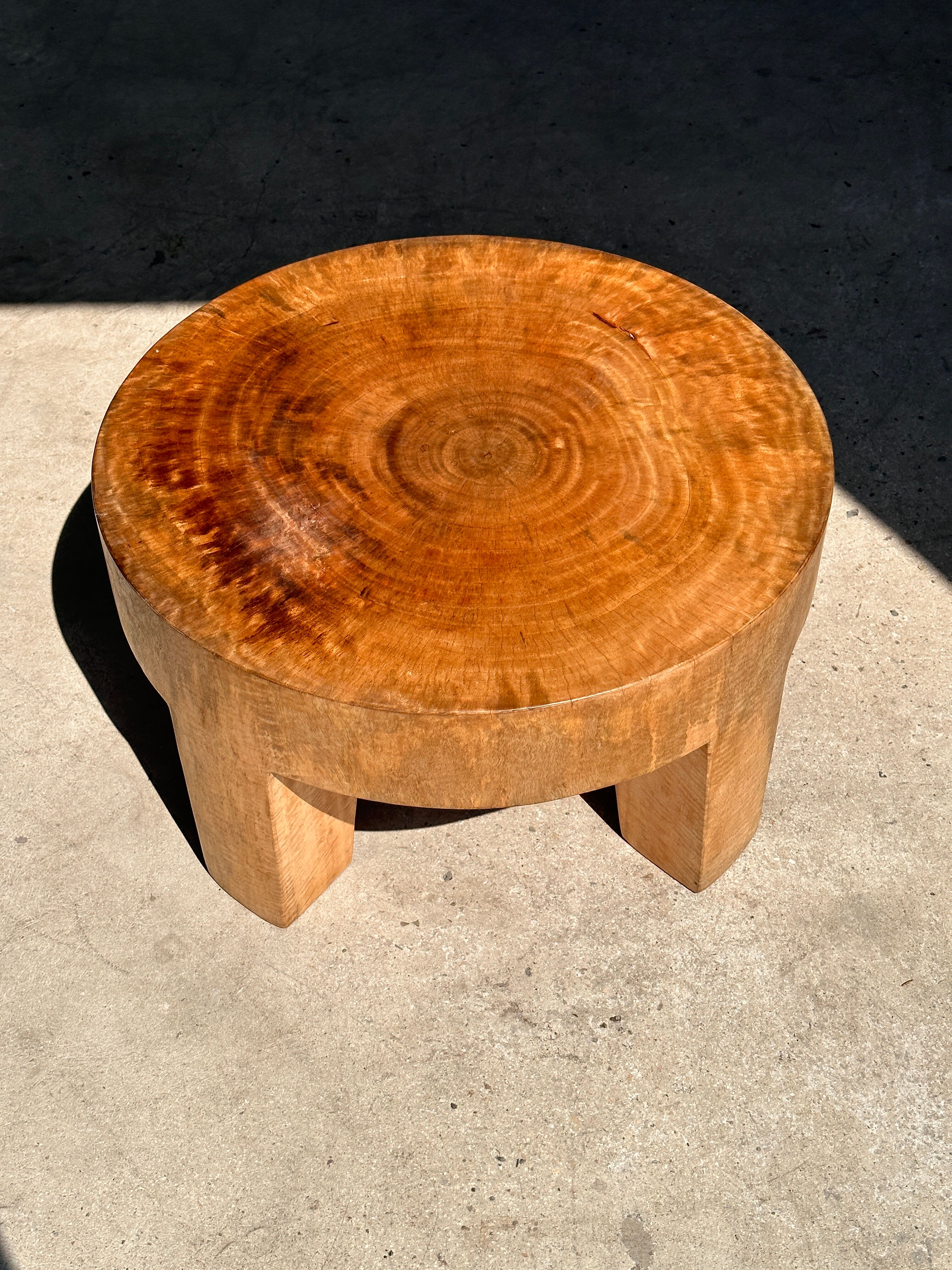 Quadripod coffee table in solid wood monoxyl natural color (dark)