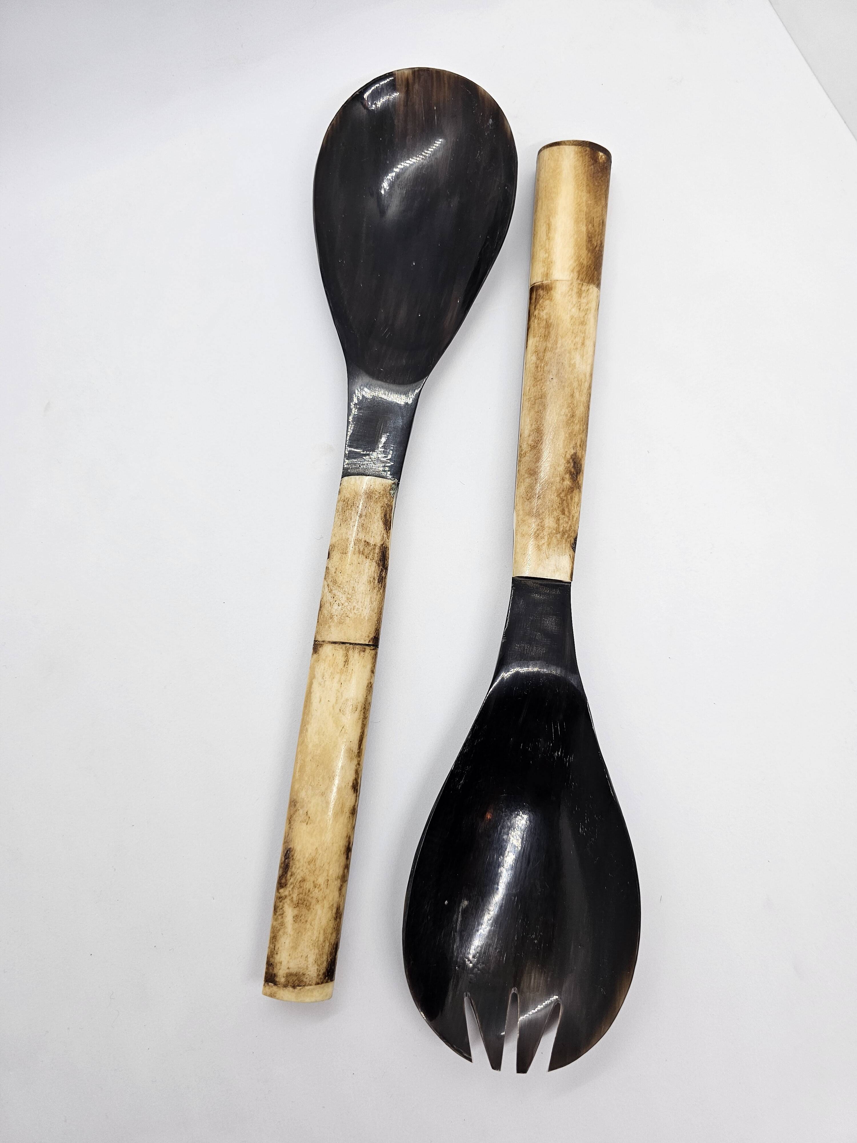 Serving cutlery set in buffalo horn and smooth bone handle