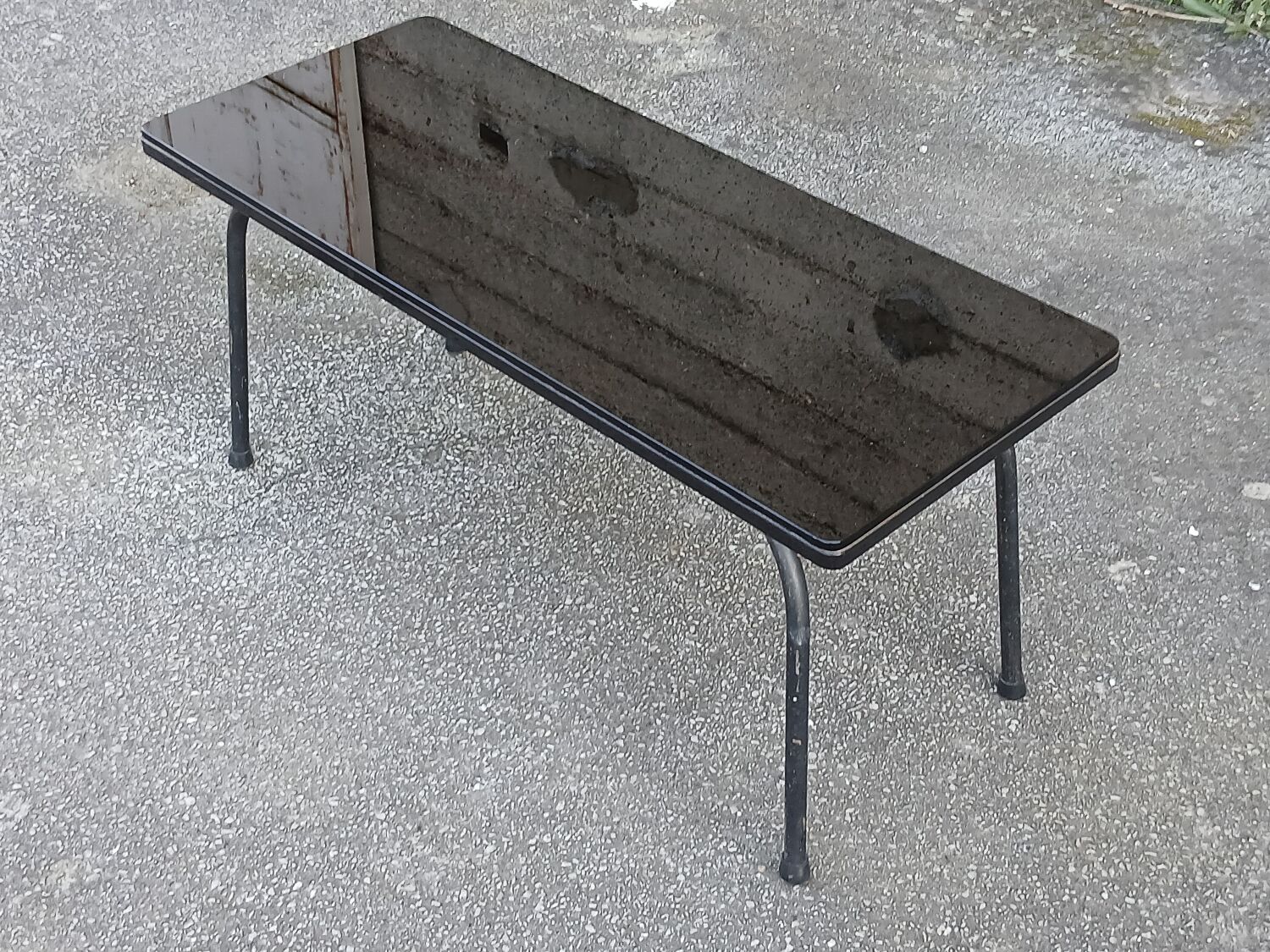 Table basse années 50 en opaline noire