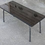 Table basse années 50 en opaline noire