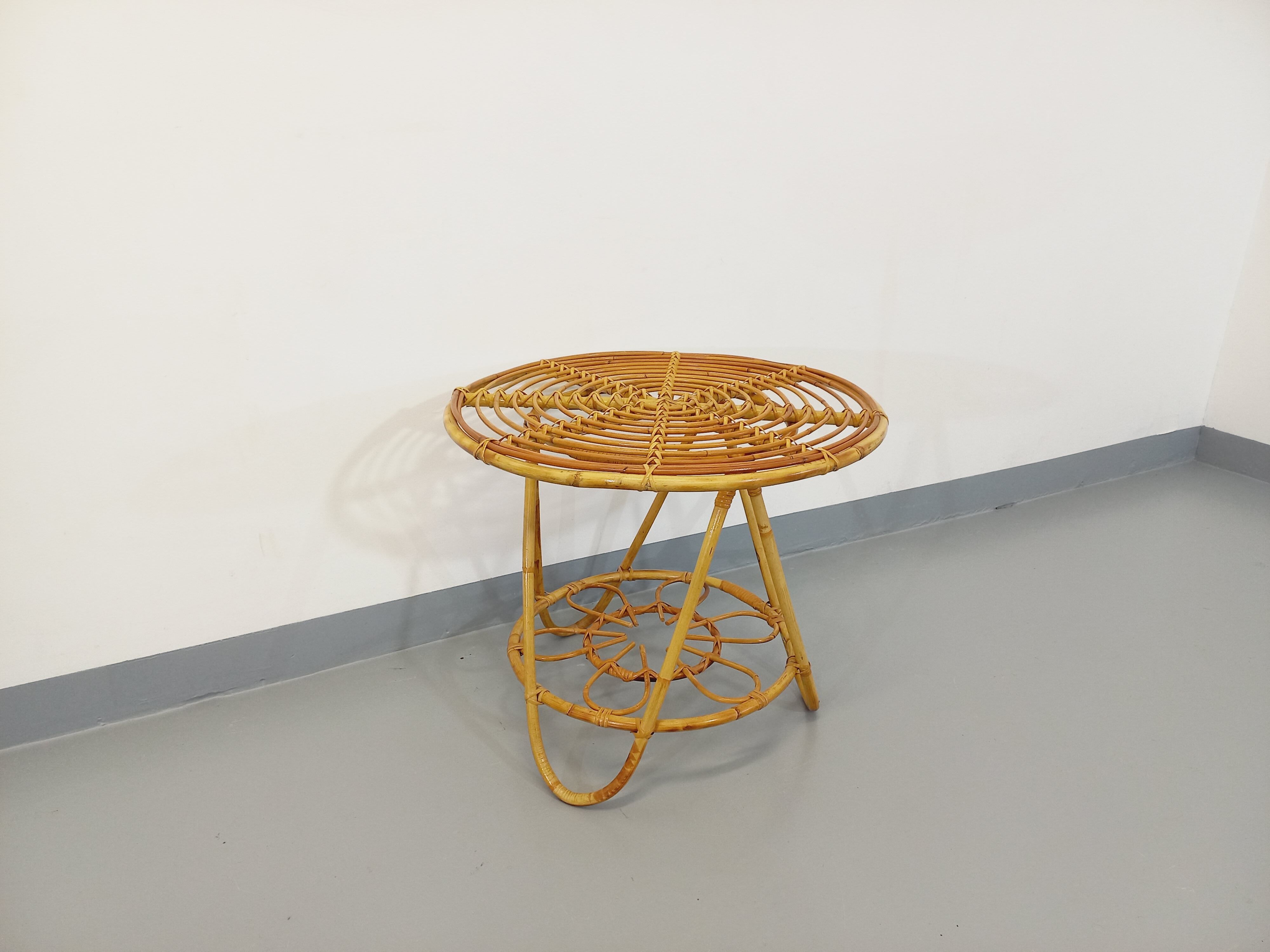 Round coffee table with 60's vintage rattan magazine tray