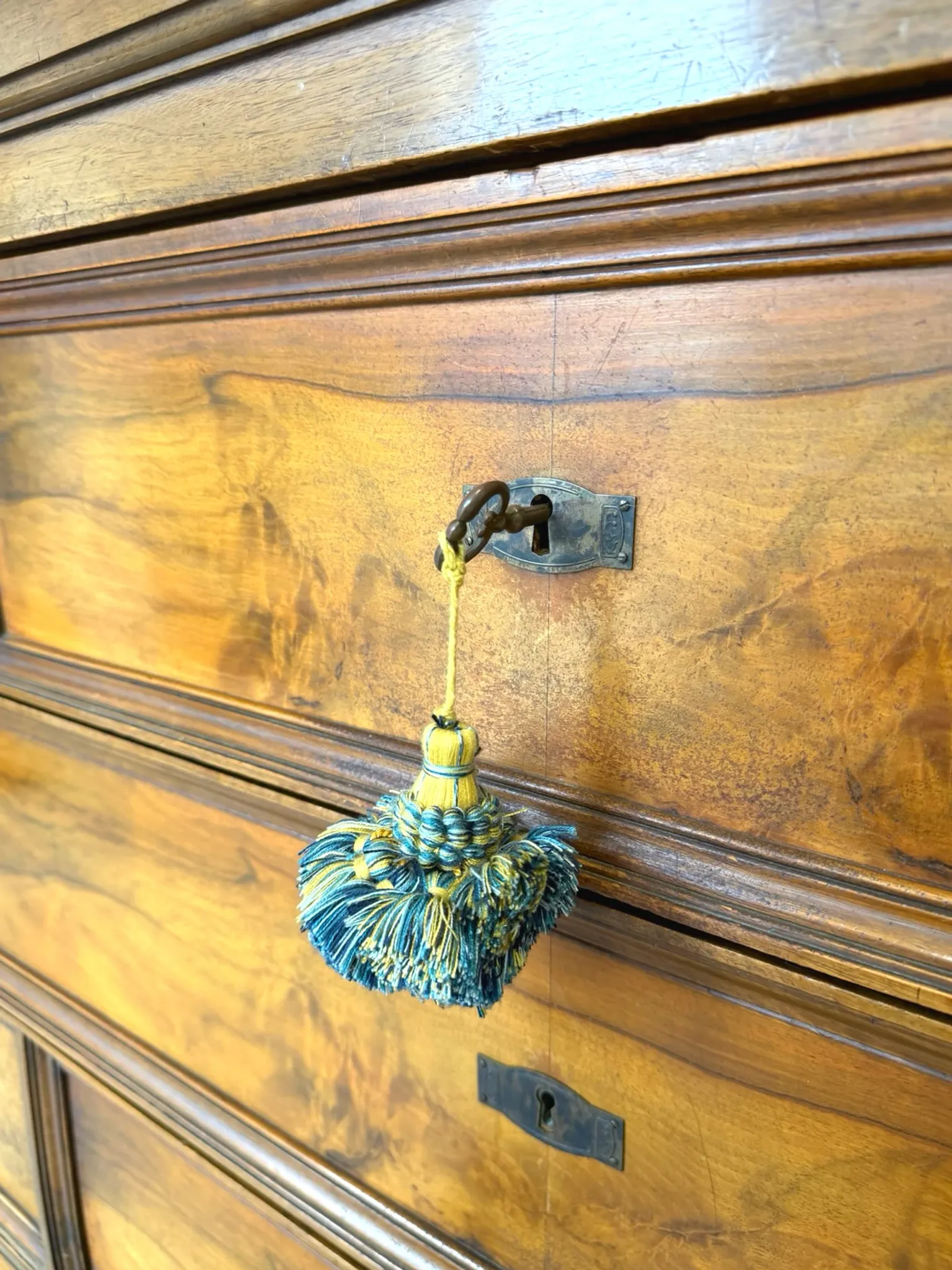 Elegant antique Italian chest of drawers, dating from the 20th century