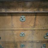 Restoration period chest of drawers in flamed walnut