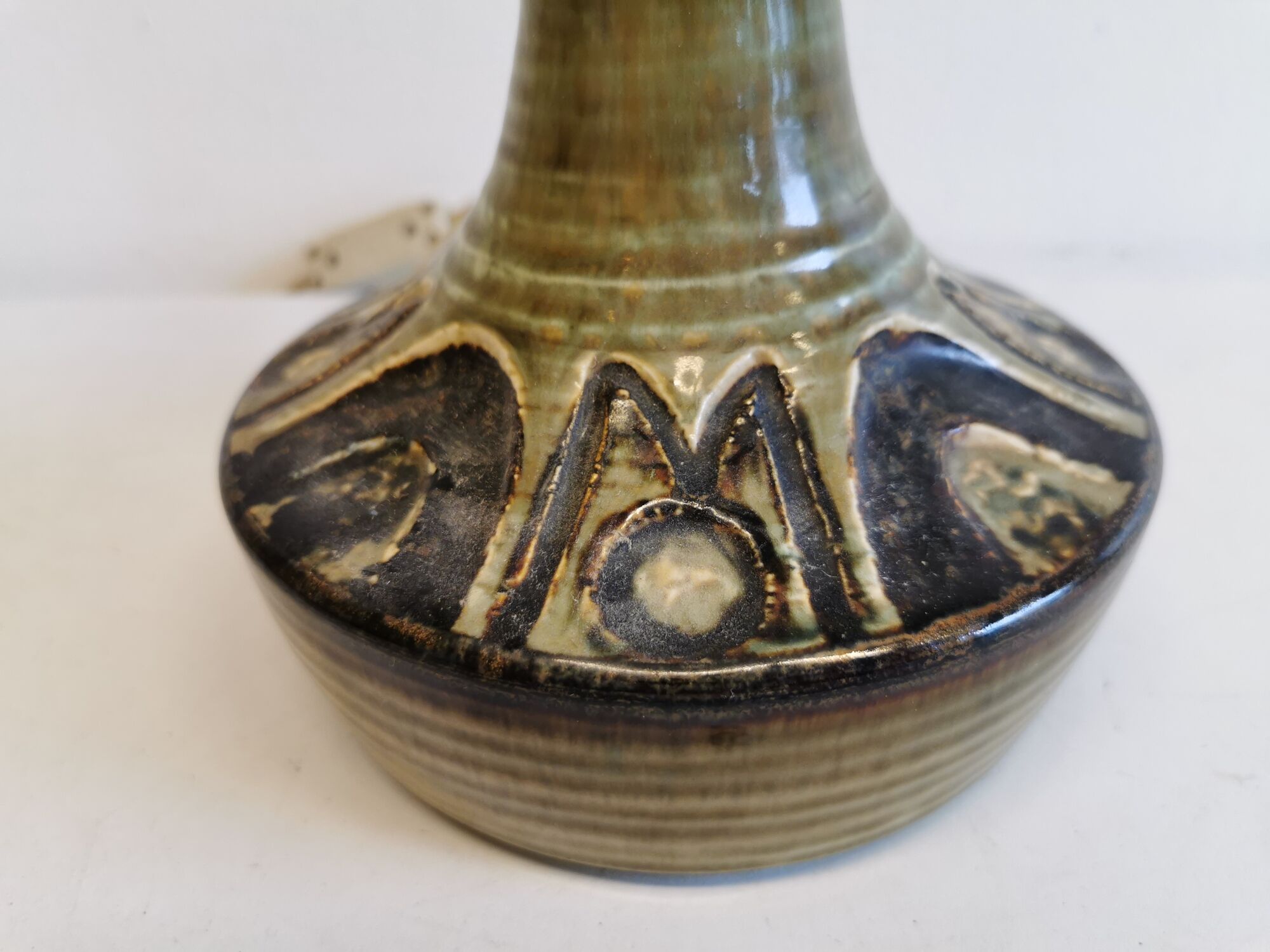Lampe de table en céramique du danois Søholm dans de belles couleurs beige, vert et or.
