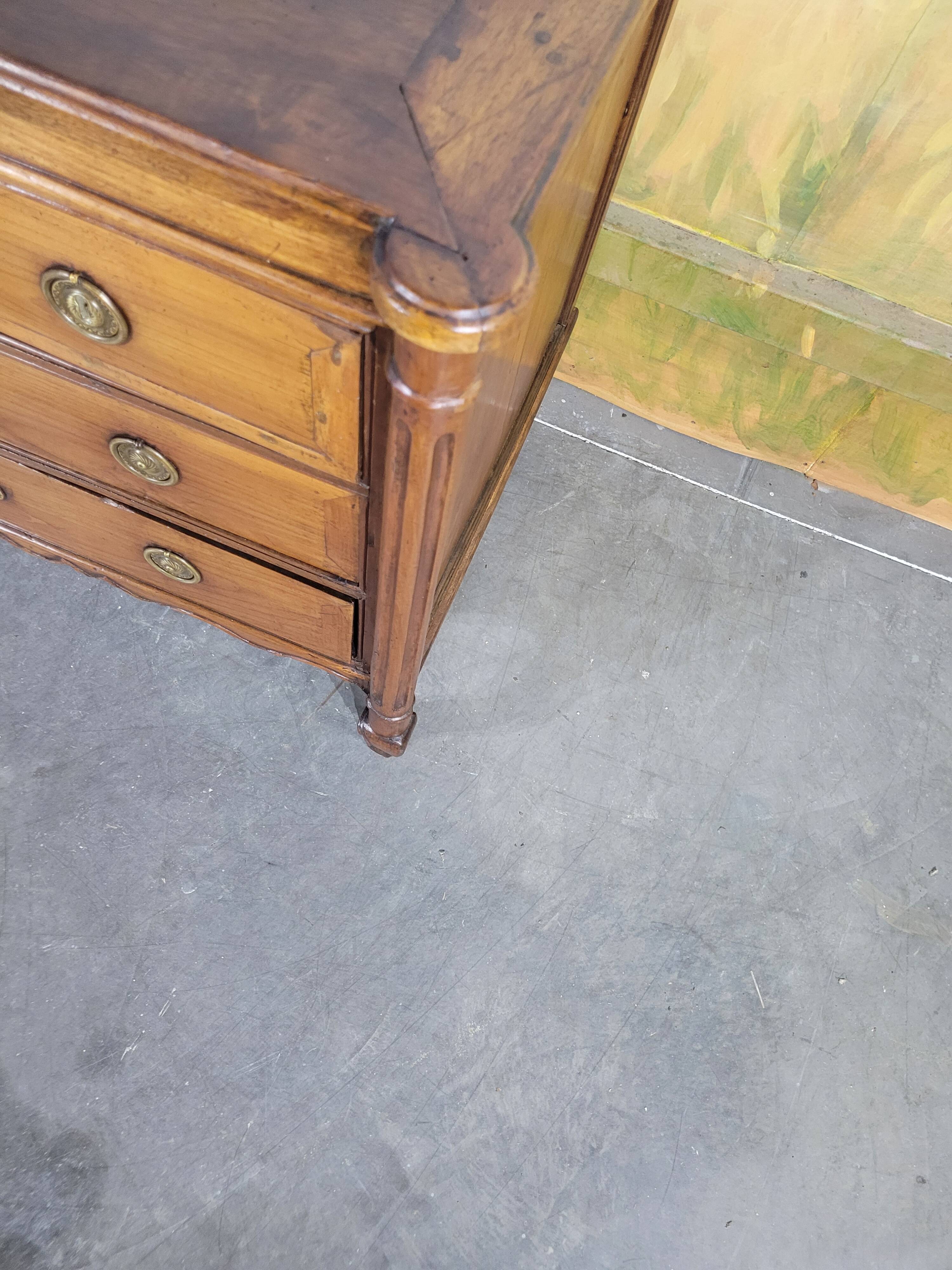Small 18th-century chest of drawers in walnut and cherry wood.