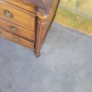 Small 18th-century chest of drawers in walnut and cherry wood.