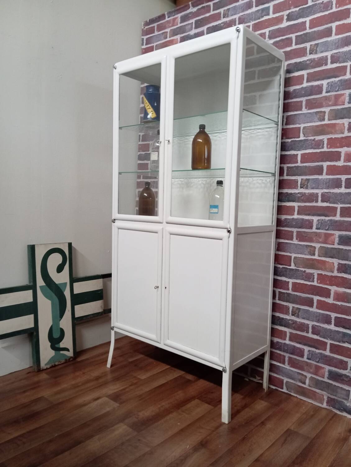 medicine cabinet / pharmacy