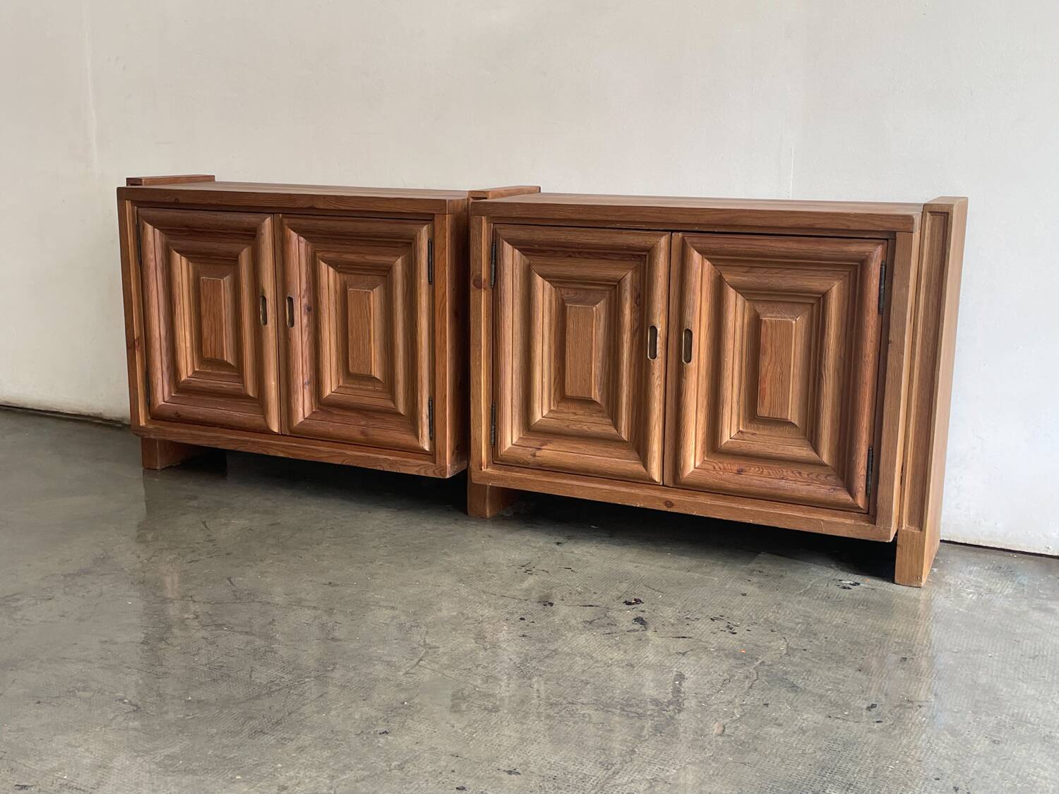 Buffet brutaliste, Biosca, bois massif, fabrication artisanale, Espagne